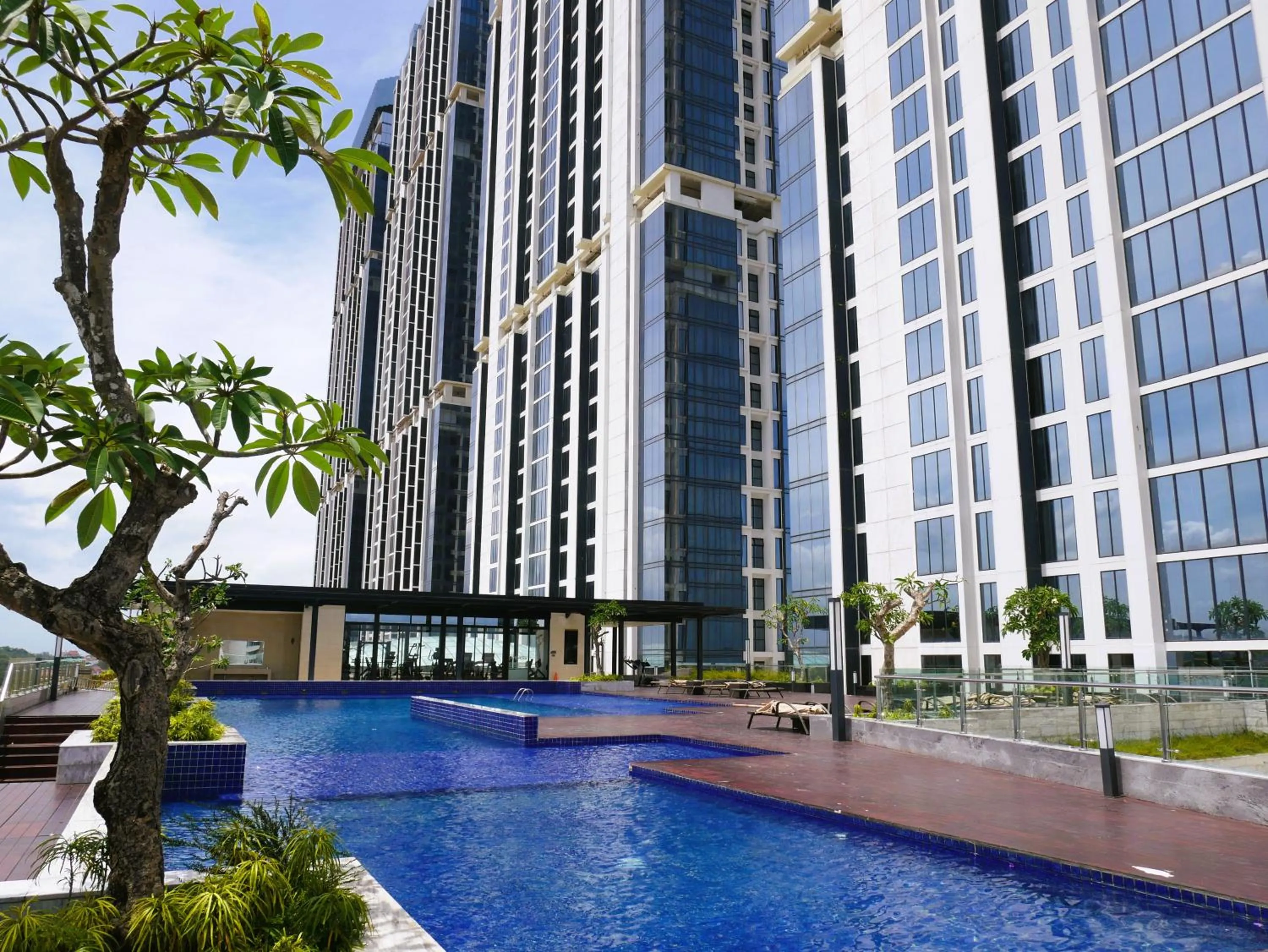 Swimming pool in Meisterstadt Pollux Habibie