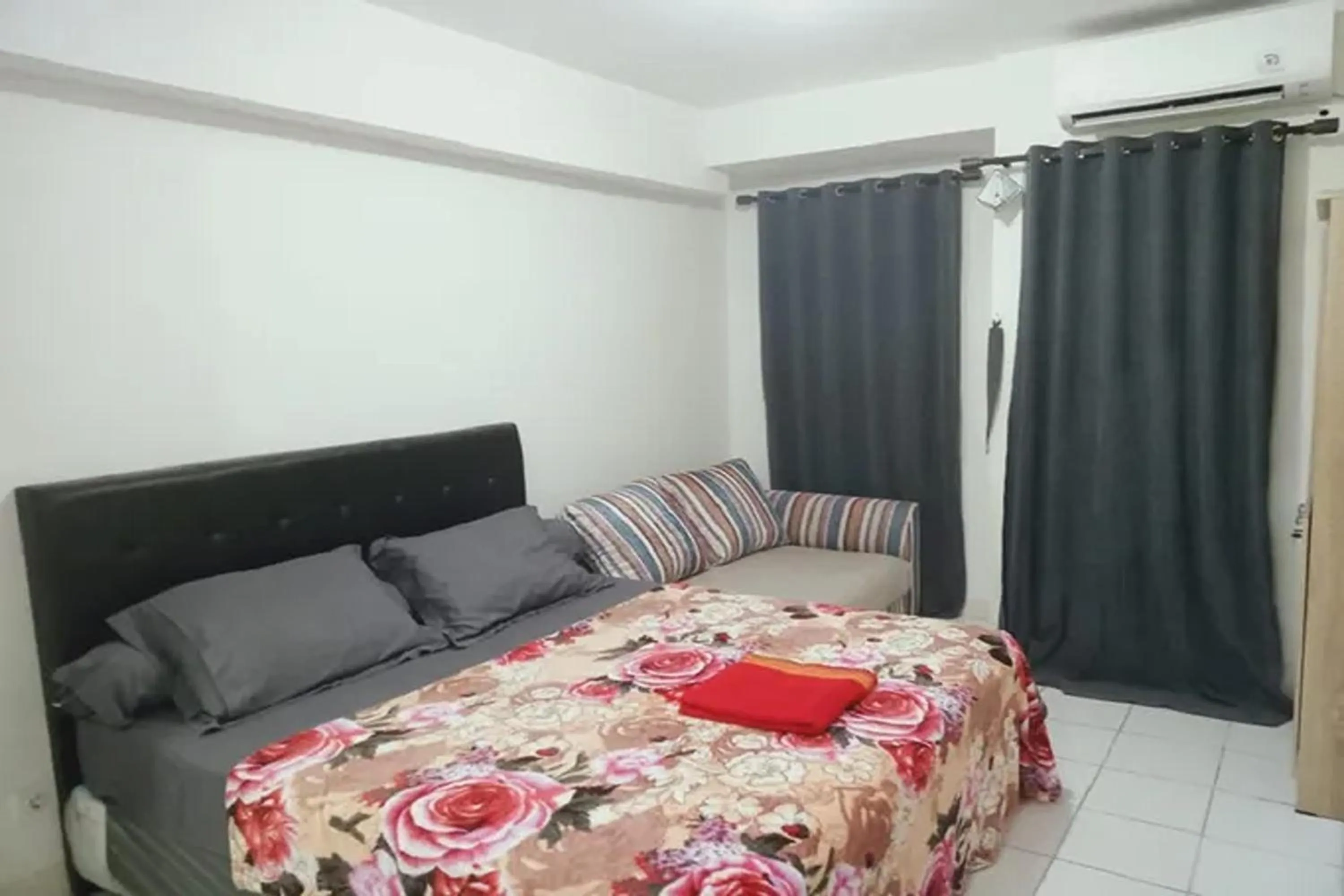 Bedroom, Bed in Velito at Podomoro Golf View Apartment