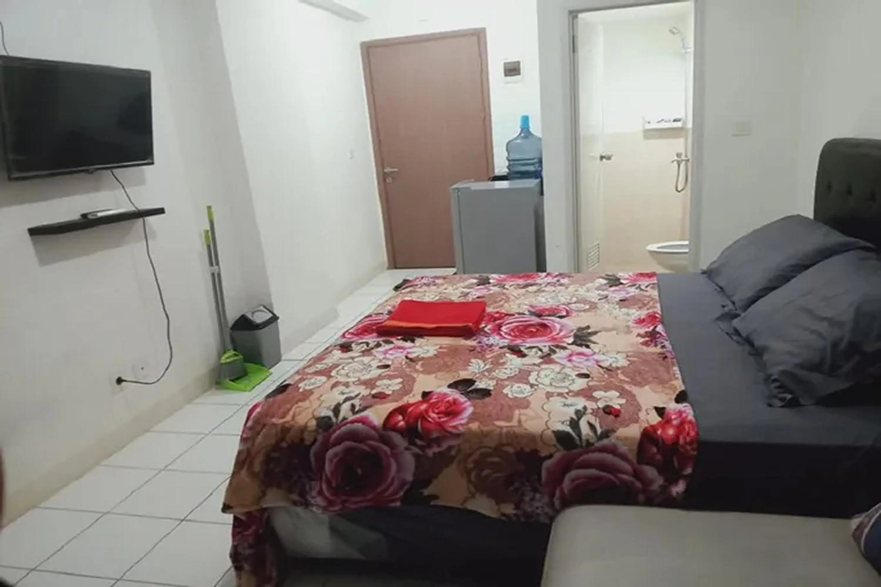 Bedroom, Bed in Velito at Podomoro Golf View Apartment