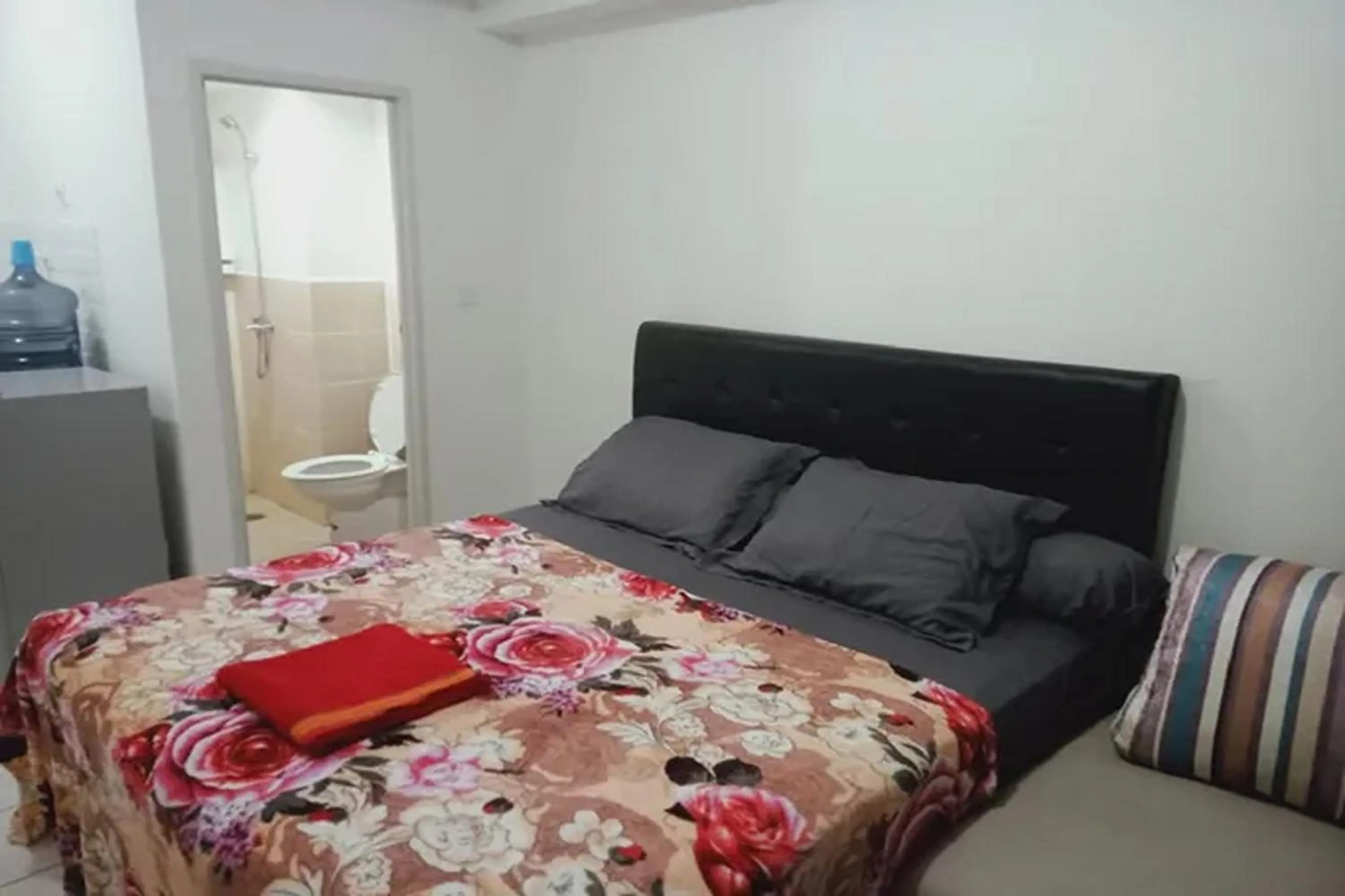 Bedroom, Bed in Velito at Podomoro Golf View Apartment