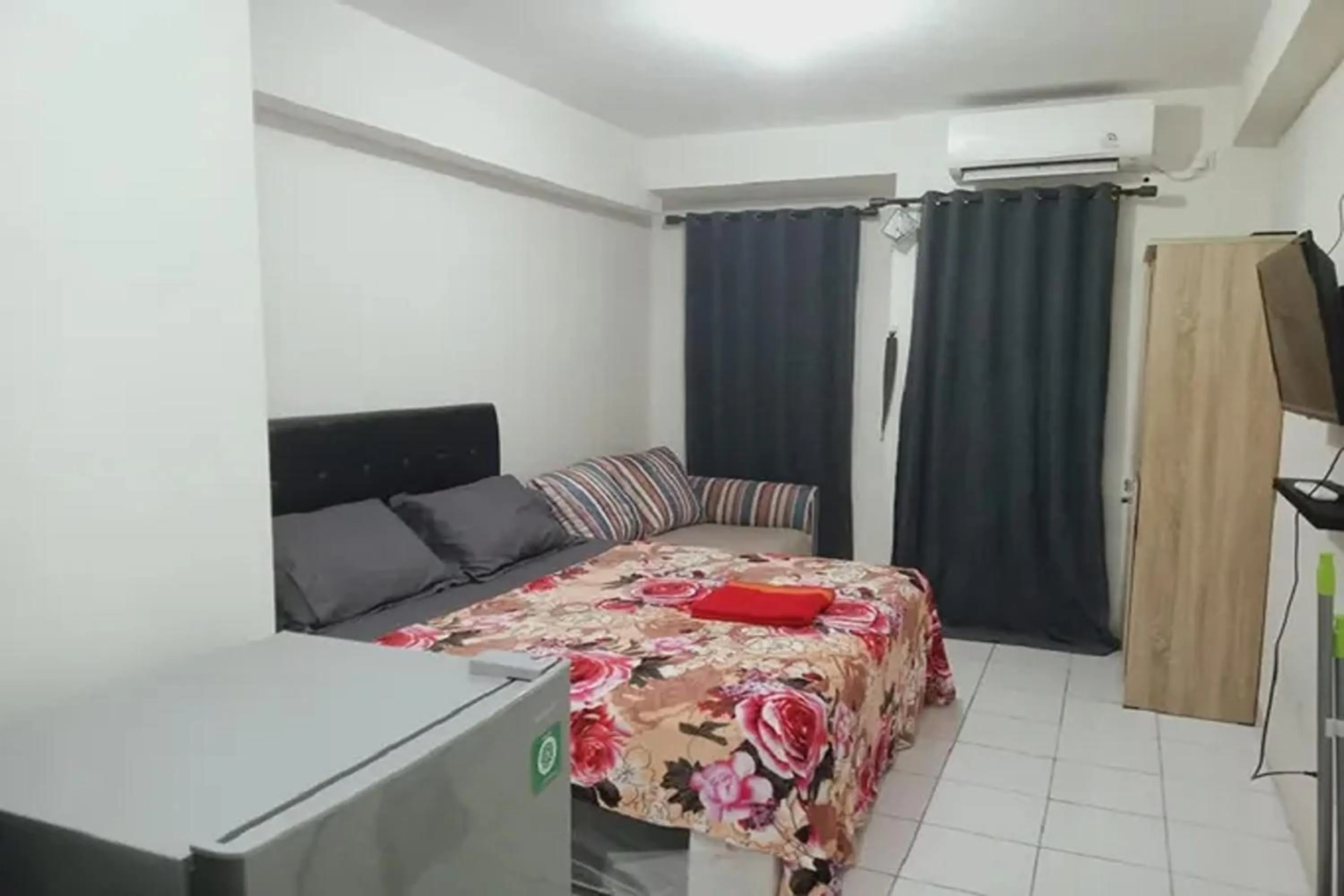 Bedroom, Bed in Velito at Podomoro Golf View Apartment