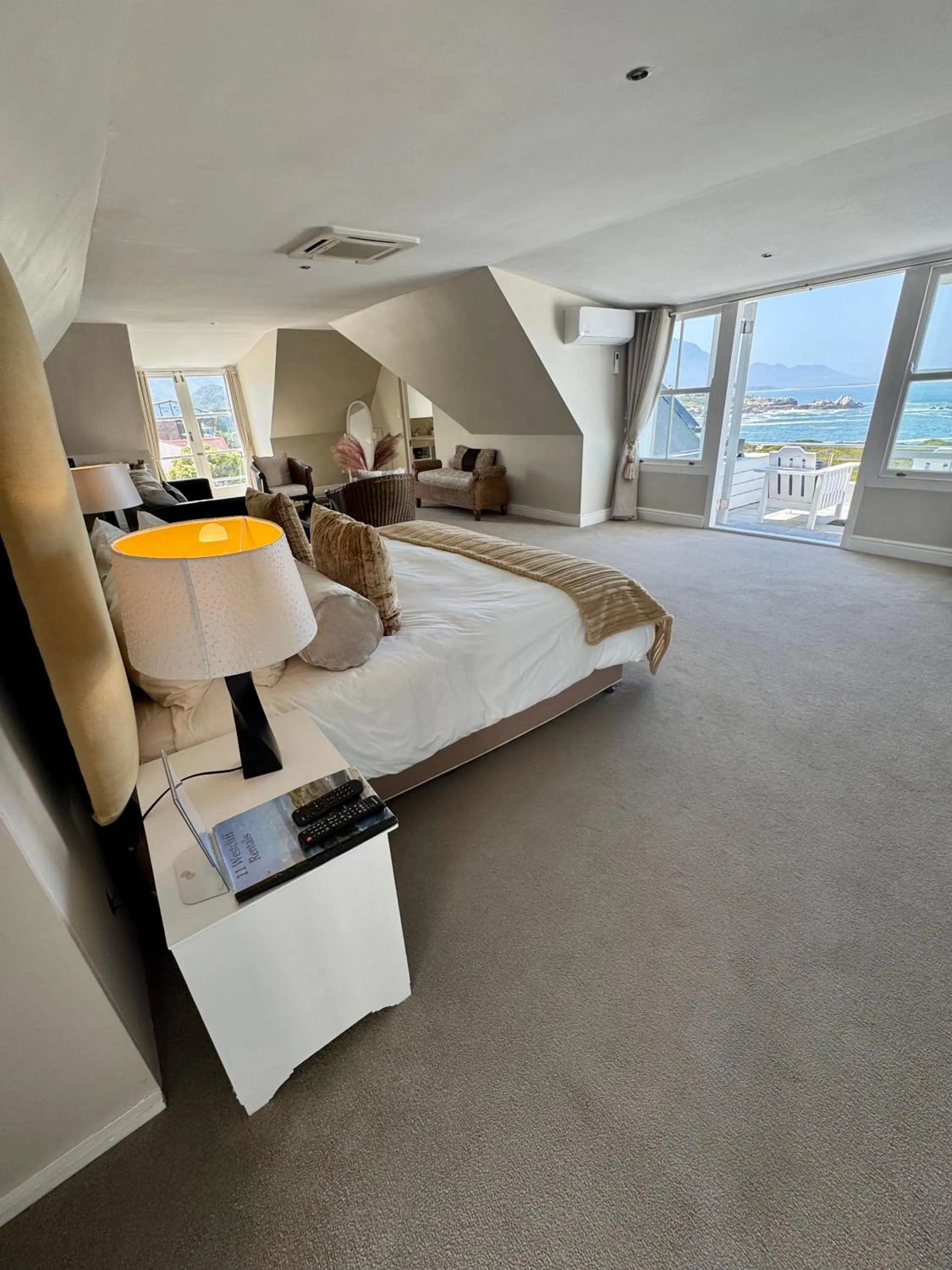 Bed in 11 WESTCLIFF RENTALS