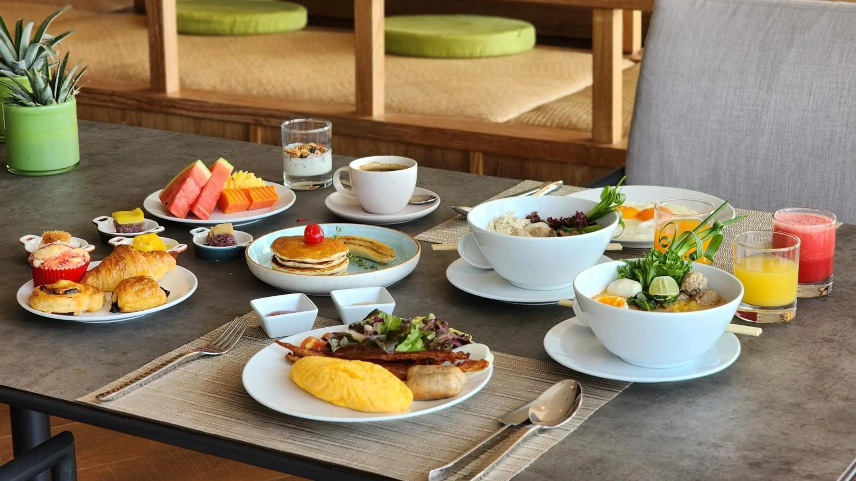 Food and drinks in Noku Phuket