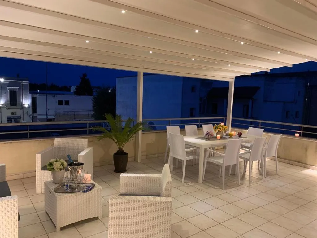 GuestHost - Roomy Apartment with Terrace & Parking