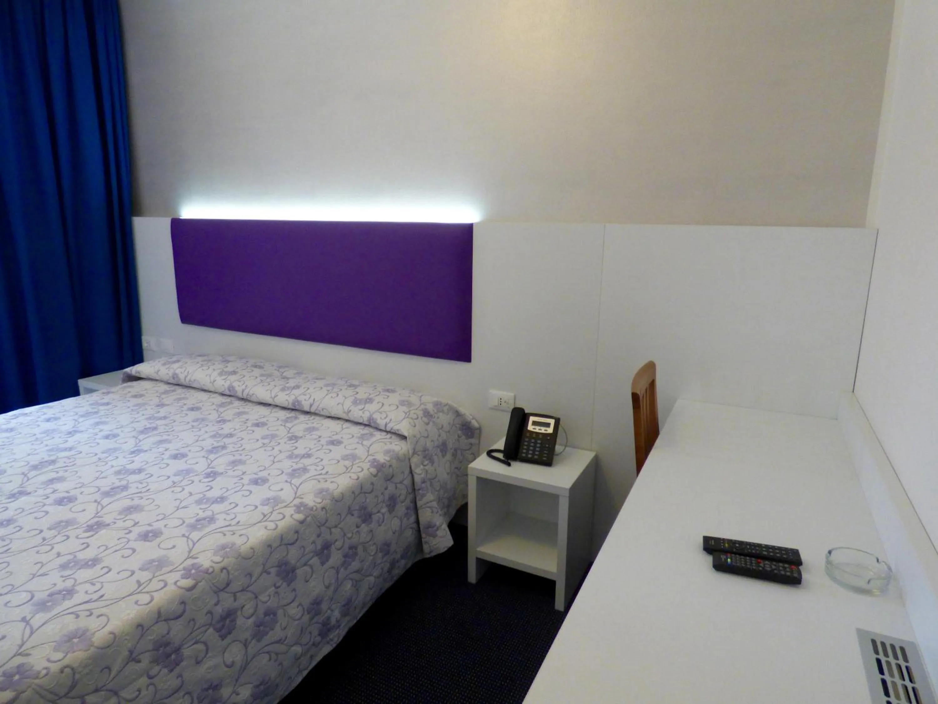 Photo of the whole room, Bed in Mon Repos