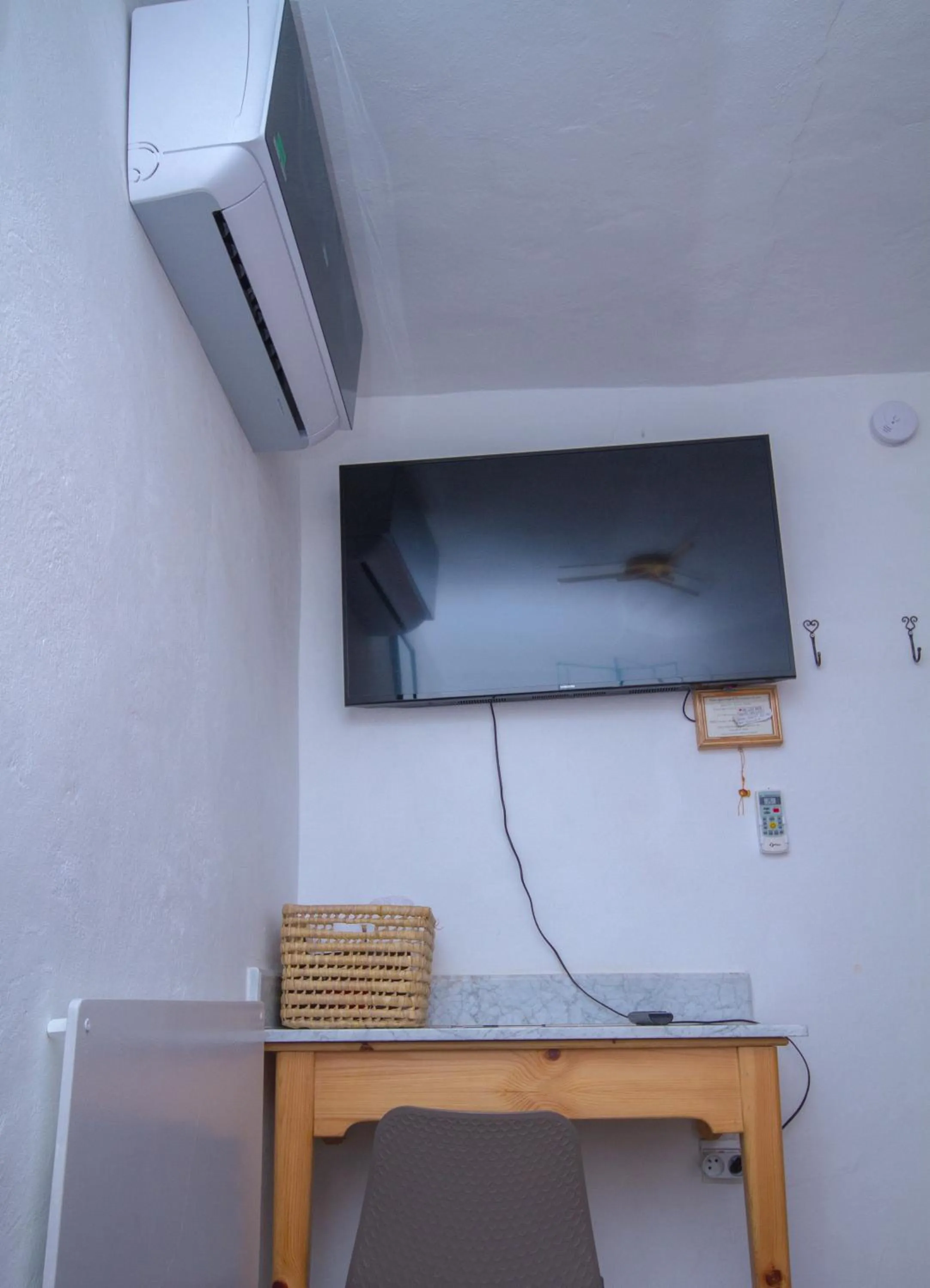 Communal lounge/ TV room in USHA Guest House