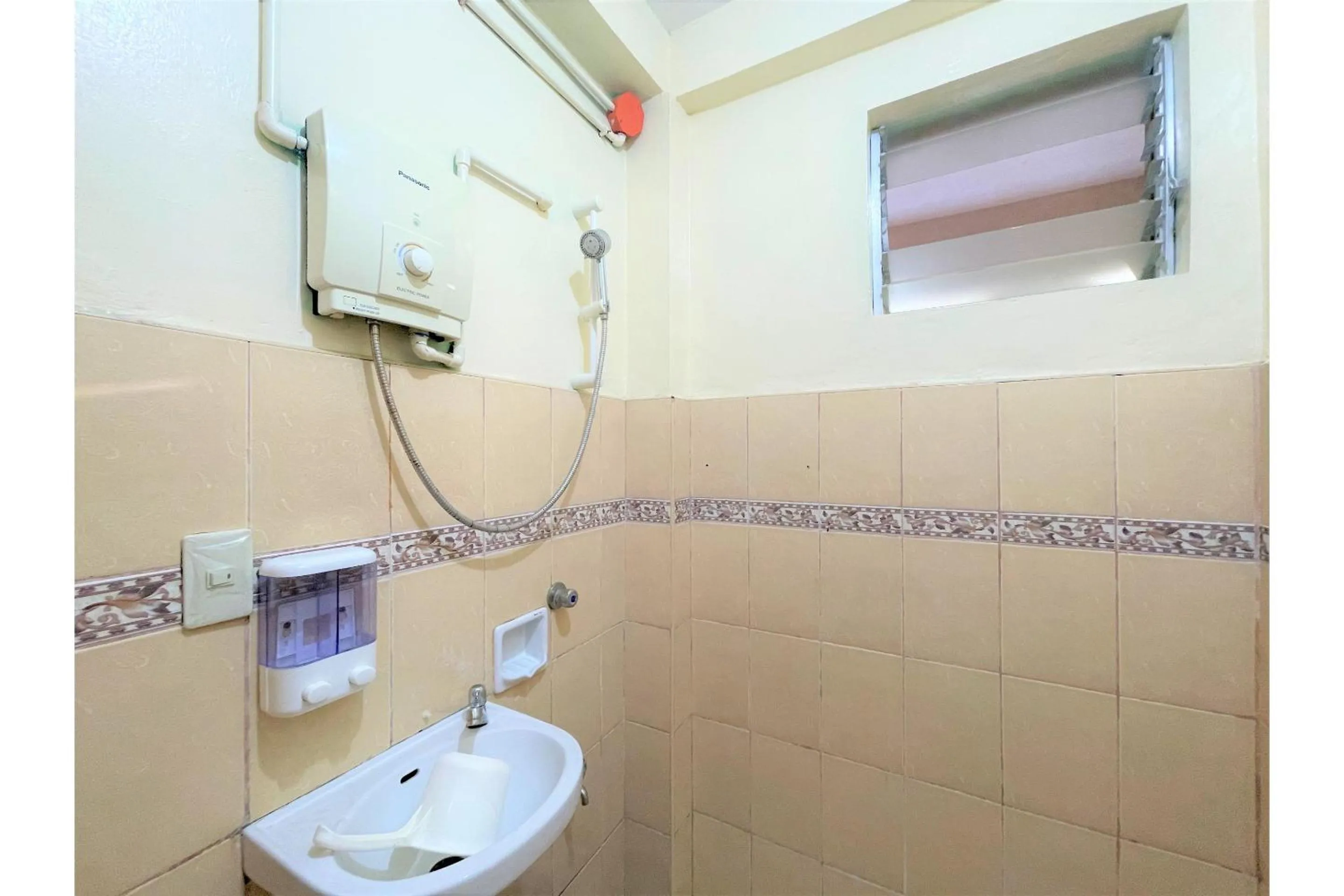 Bathroom in OYO 876 Escurel Inn Boracay