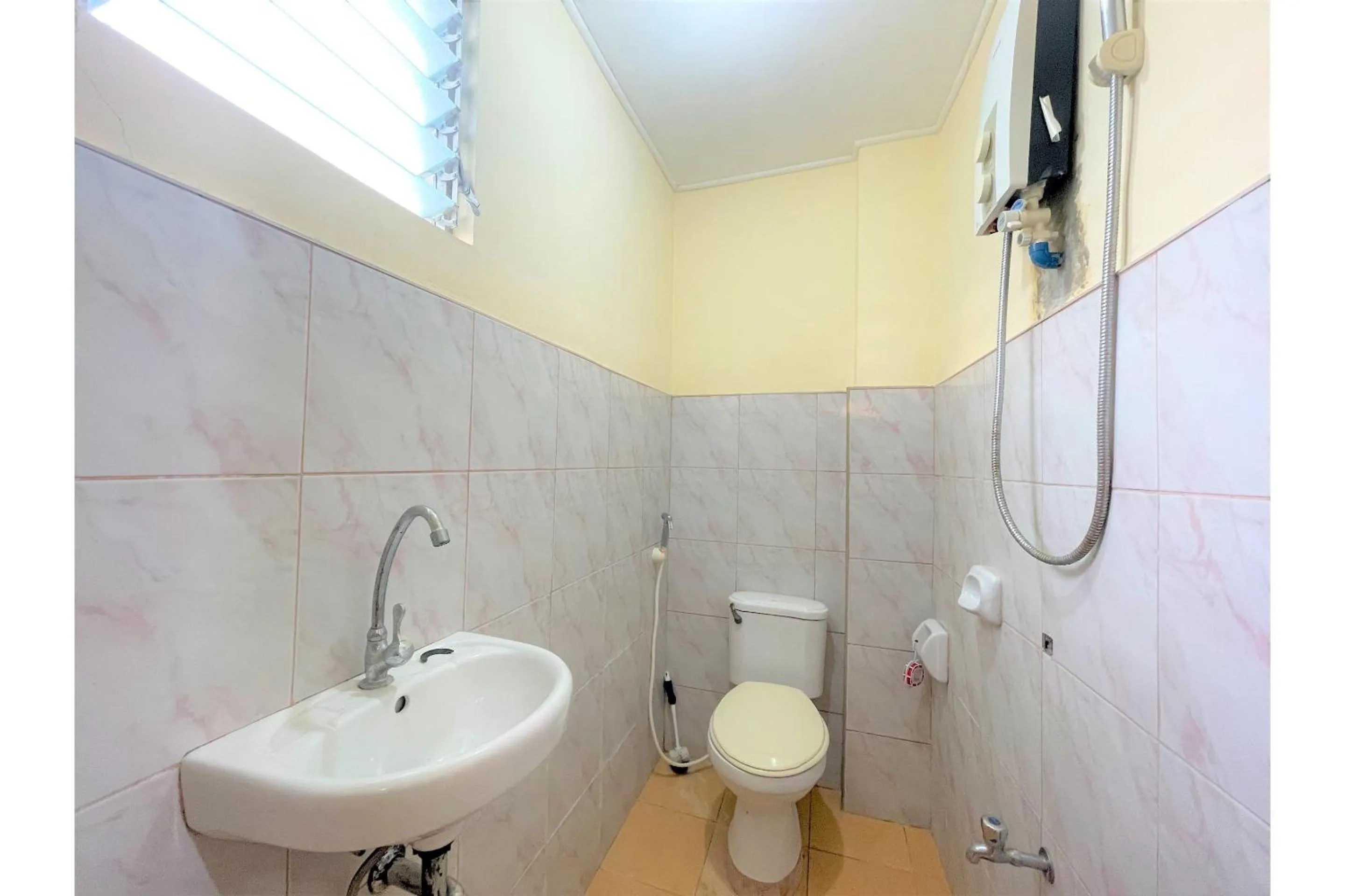 Bathroom in OYO 876 Escurel Inn Boracay