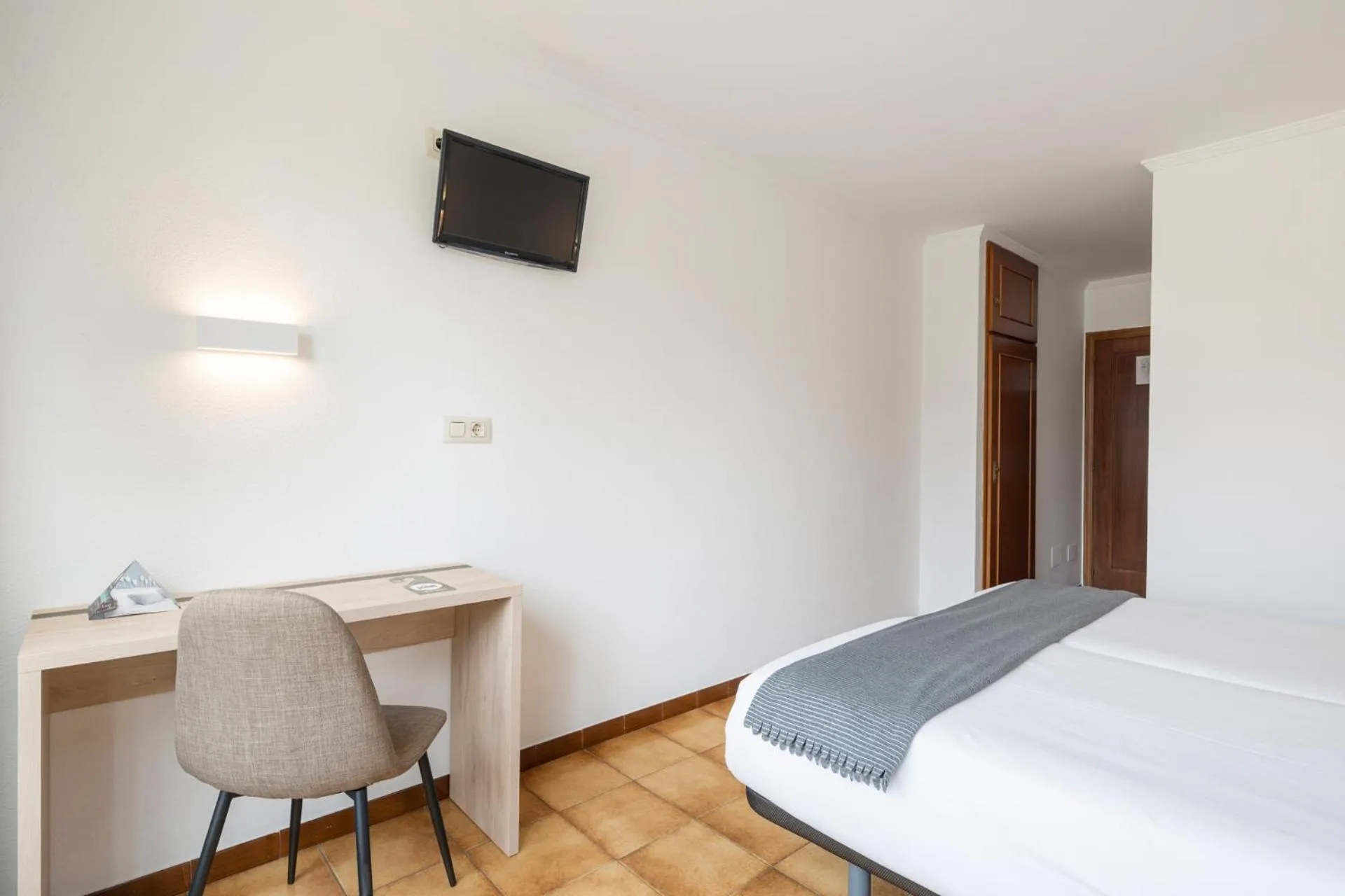 Photo of the whole room, Bed in Hotel Alda Camiño Inglés