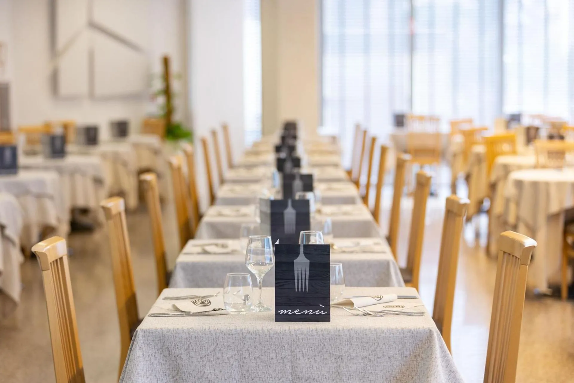 Restaurant/places to eat in Hotel Poker