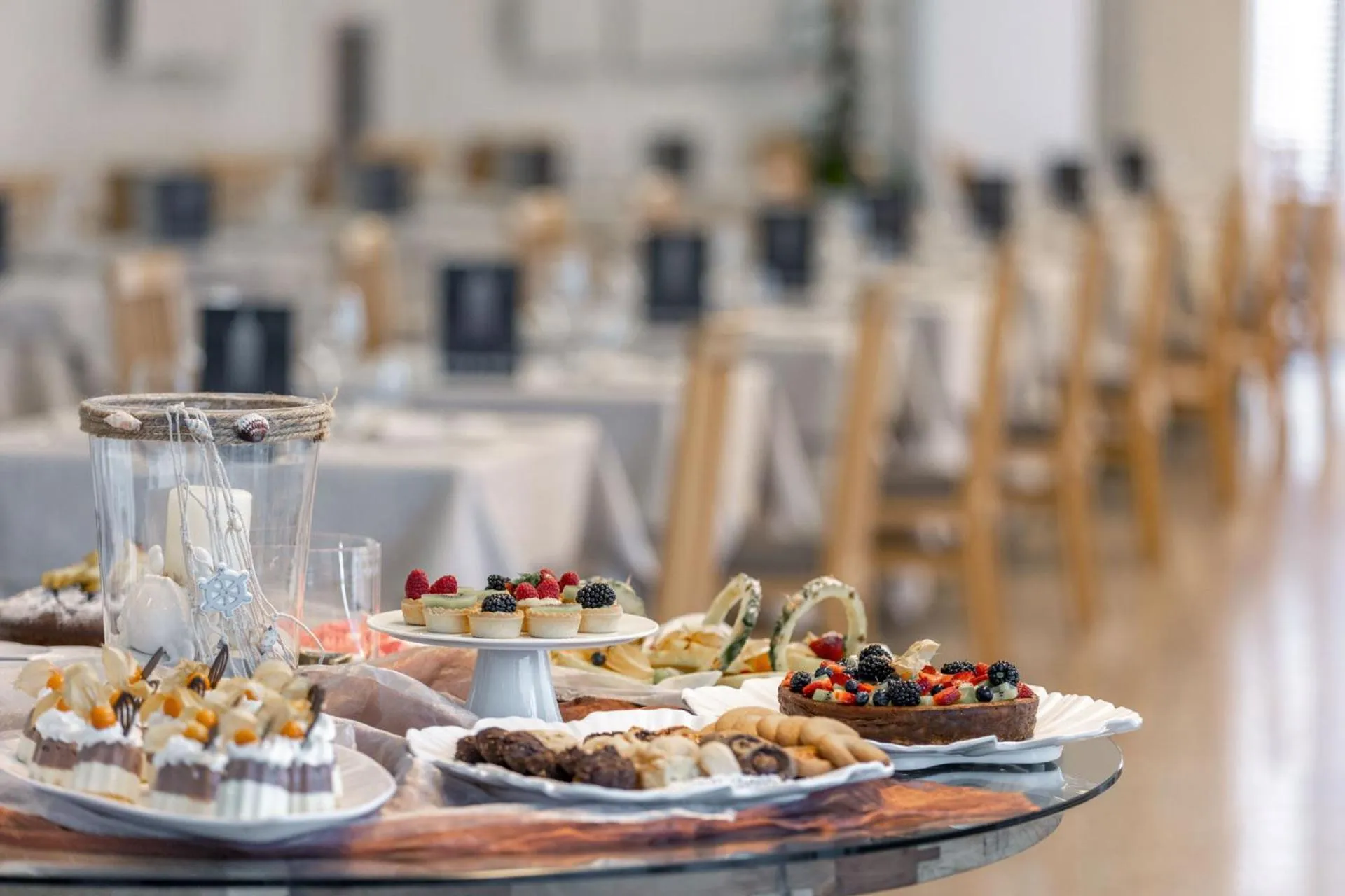 Restaurant/places to eat in Hotel Poker