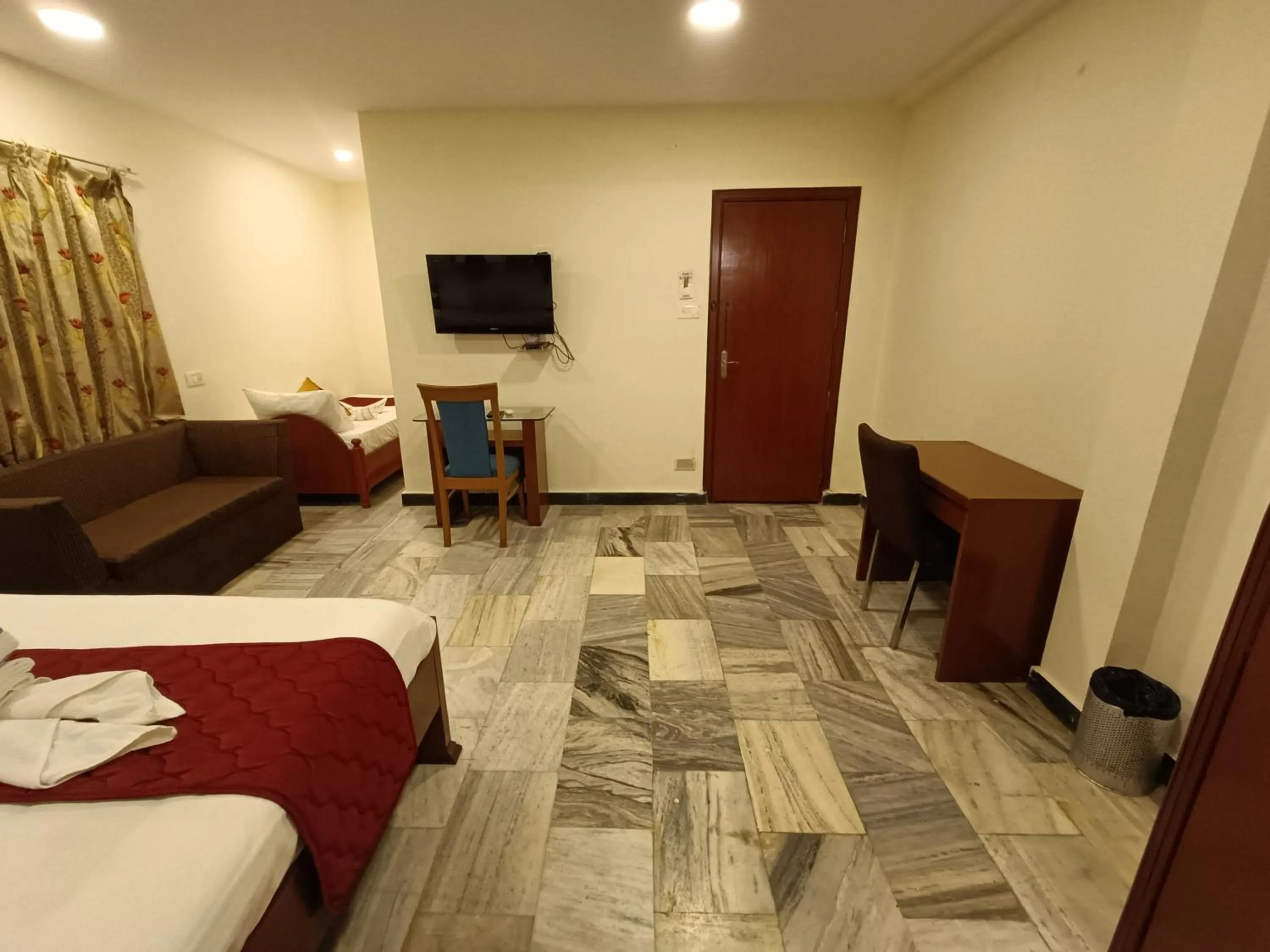 TV and multimedia, Bed in GT Grande Hotel-Near US Consulate