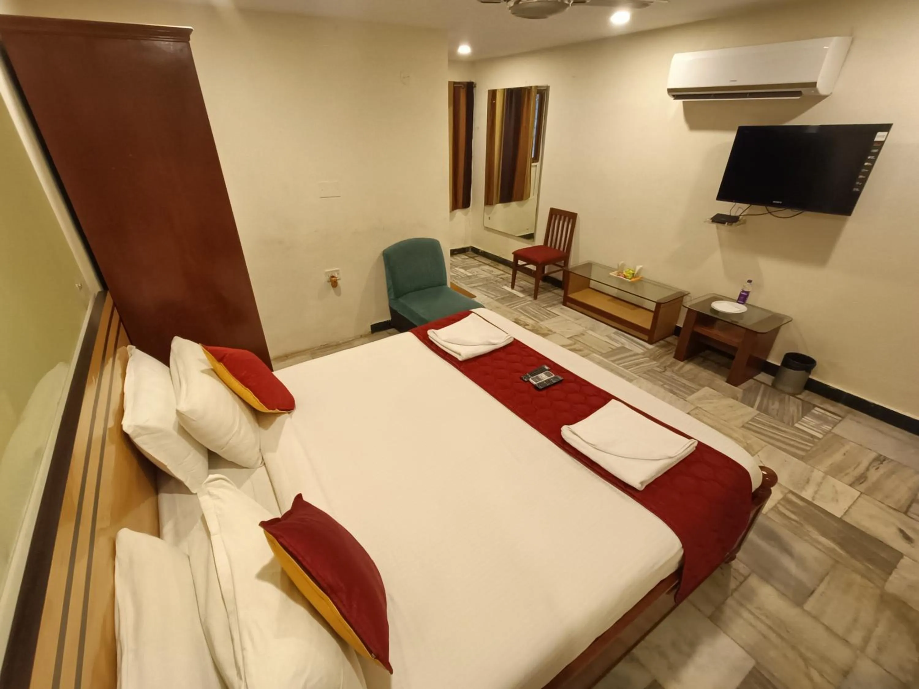 Bed in GT Grande Hotel-Near US Consulate