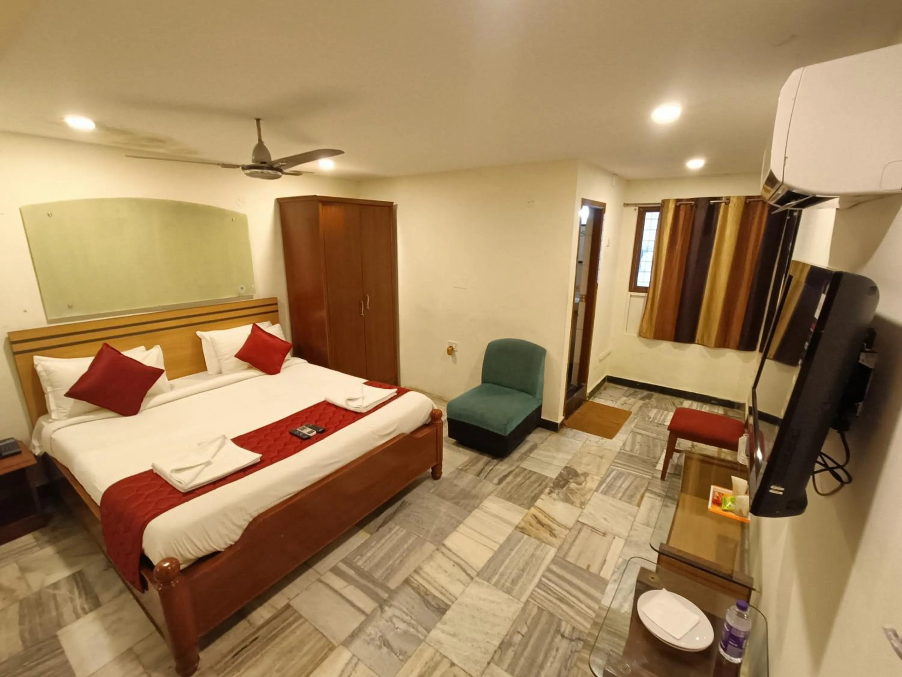 Bed in GT Grande Hotel-Near US Consulate