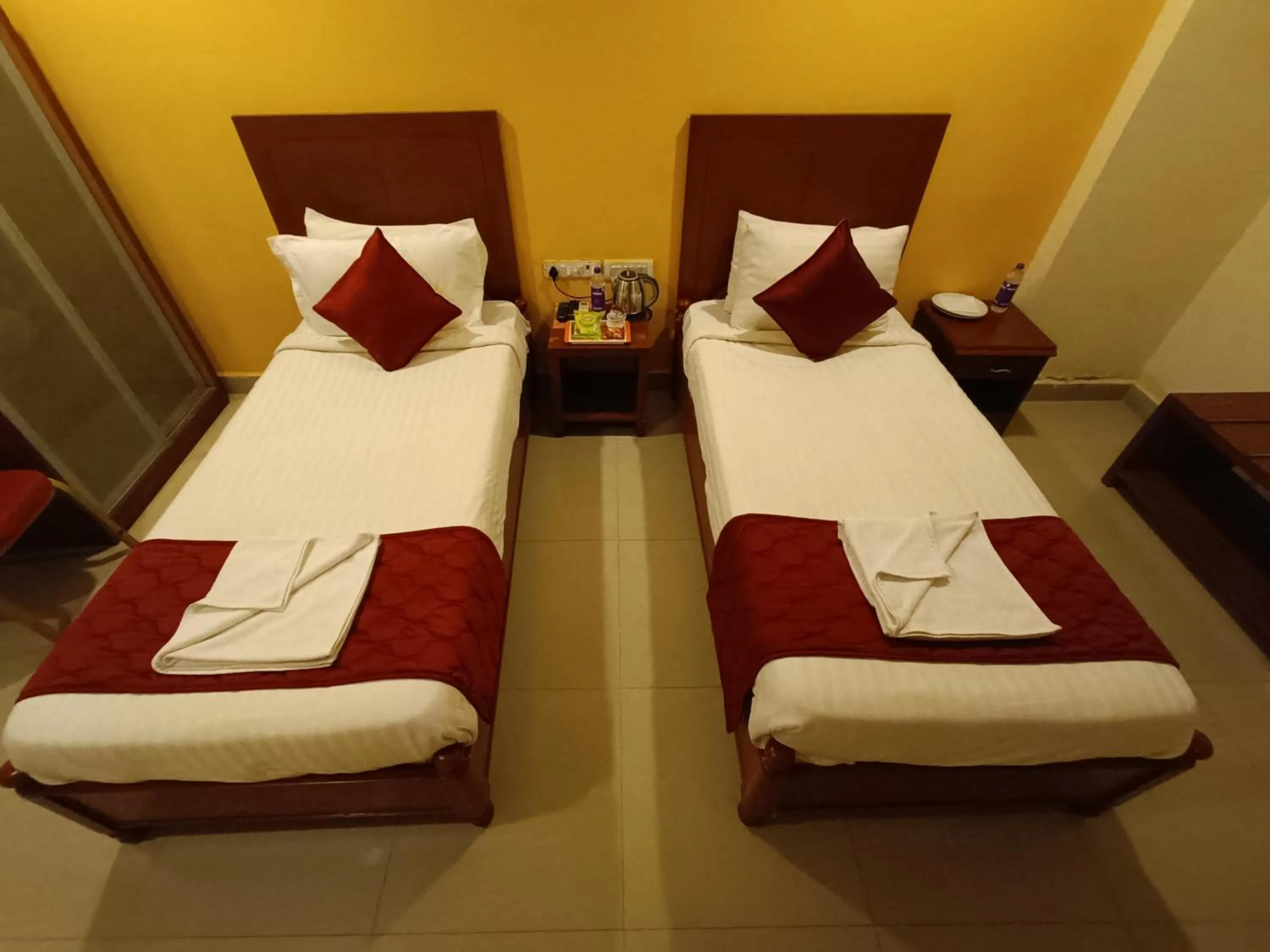 Bed in GT Grande Hotel-Near US Consulate