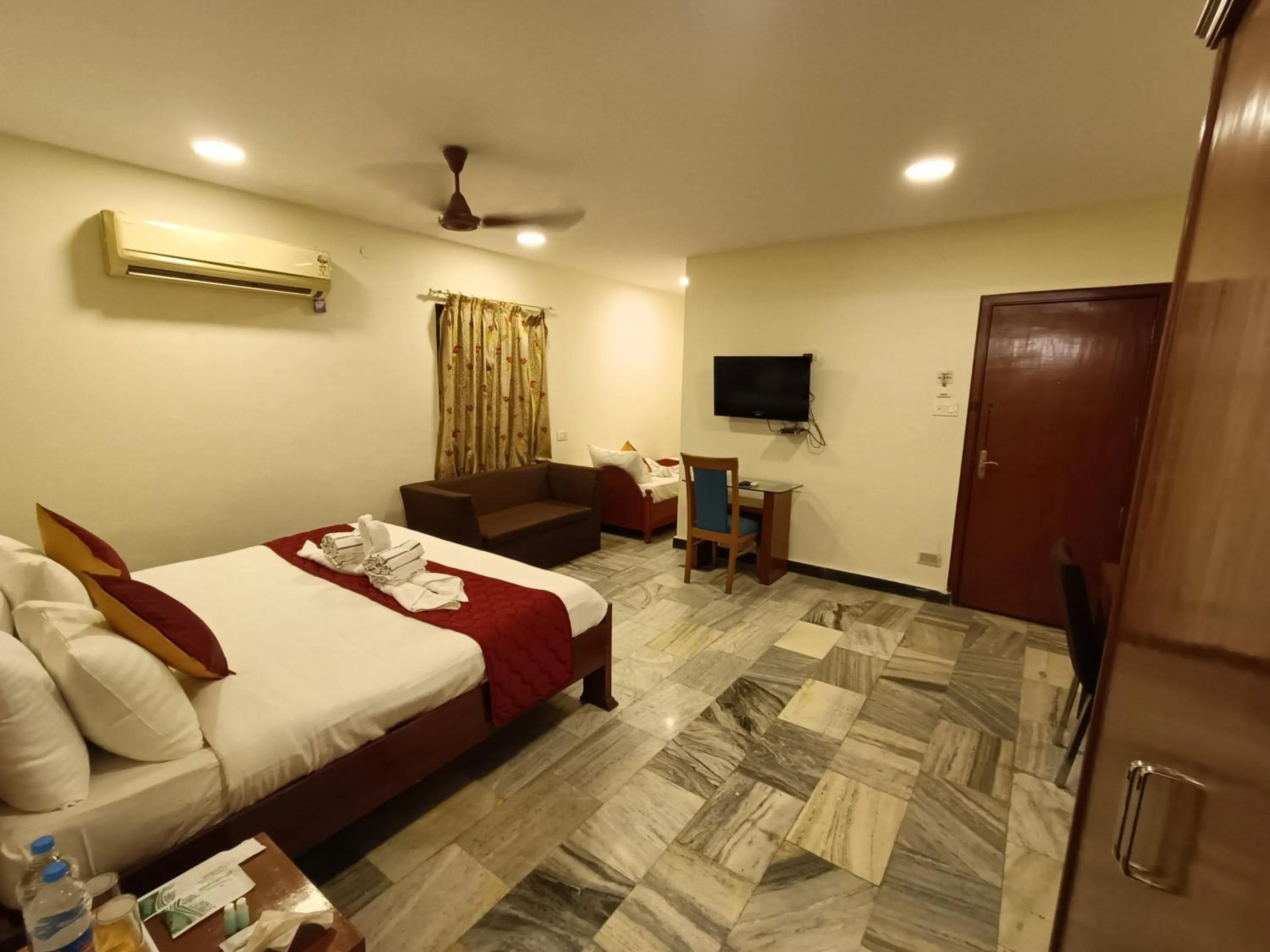 Bed in GT Grande Hotel-Near US Consulate