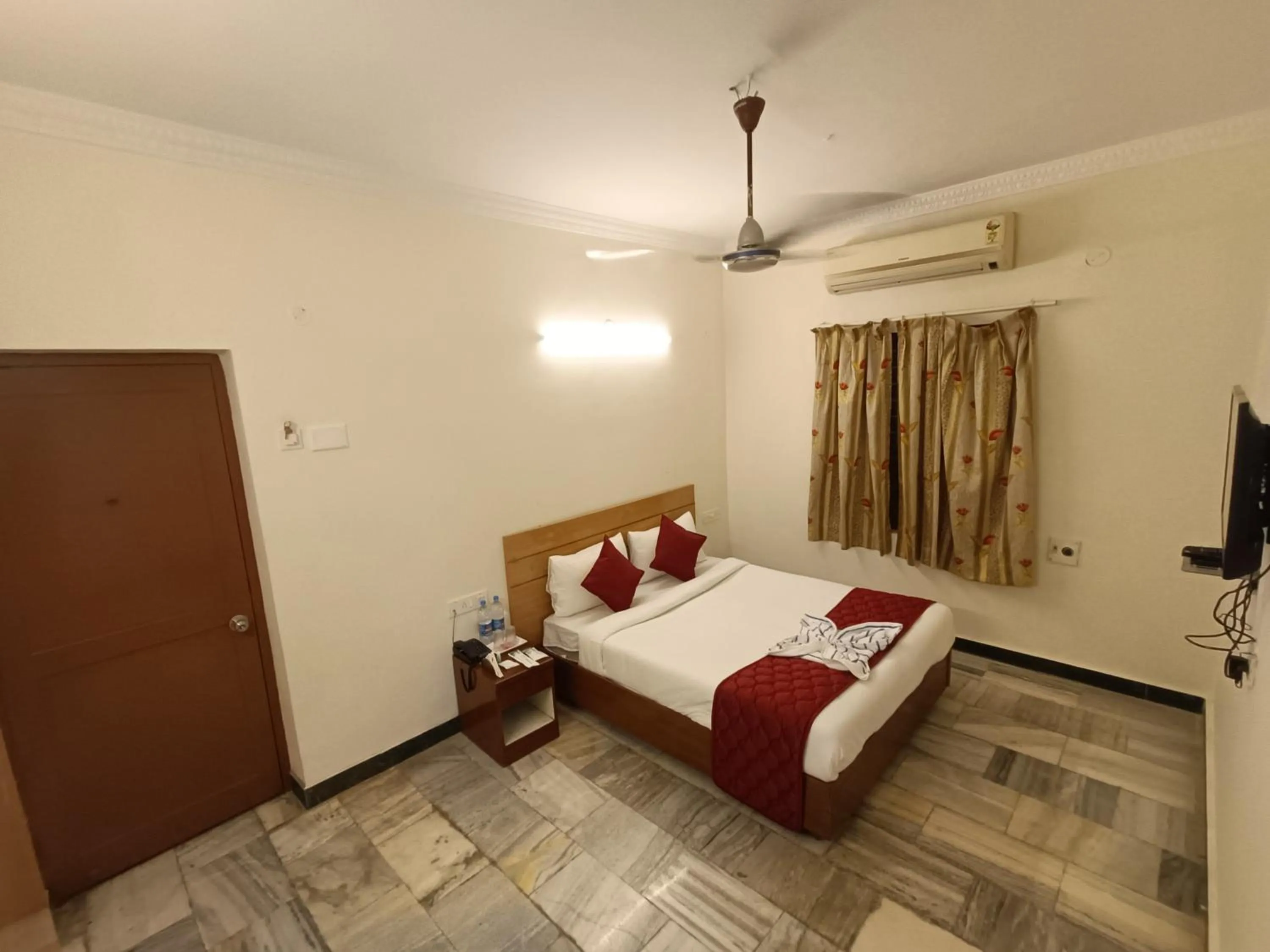 Bed in GT Grande Hotel-Near US Consulate