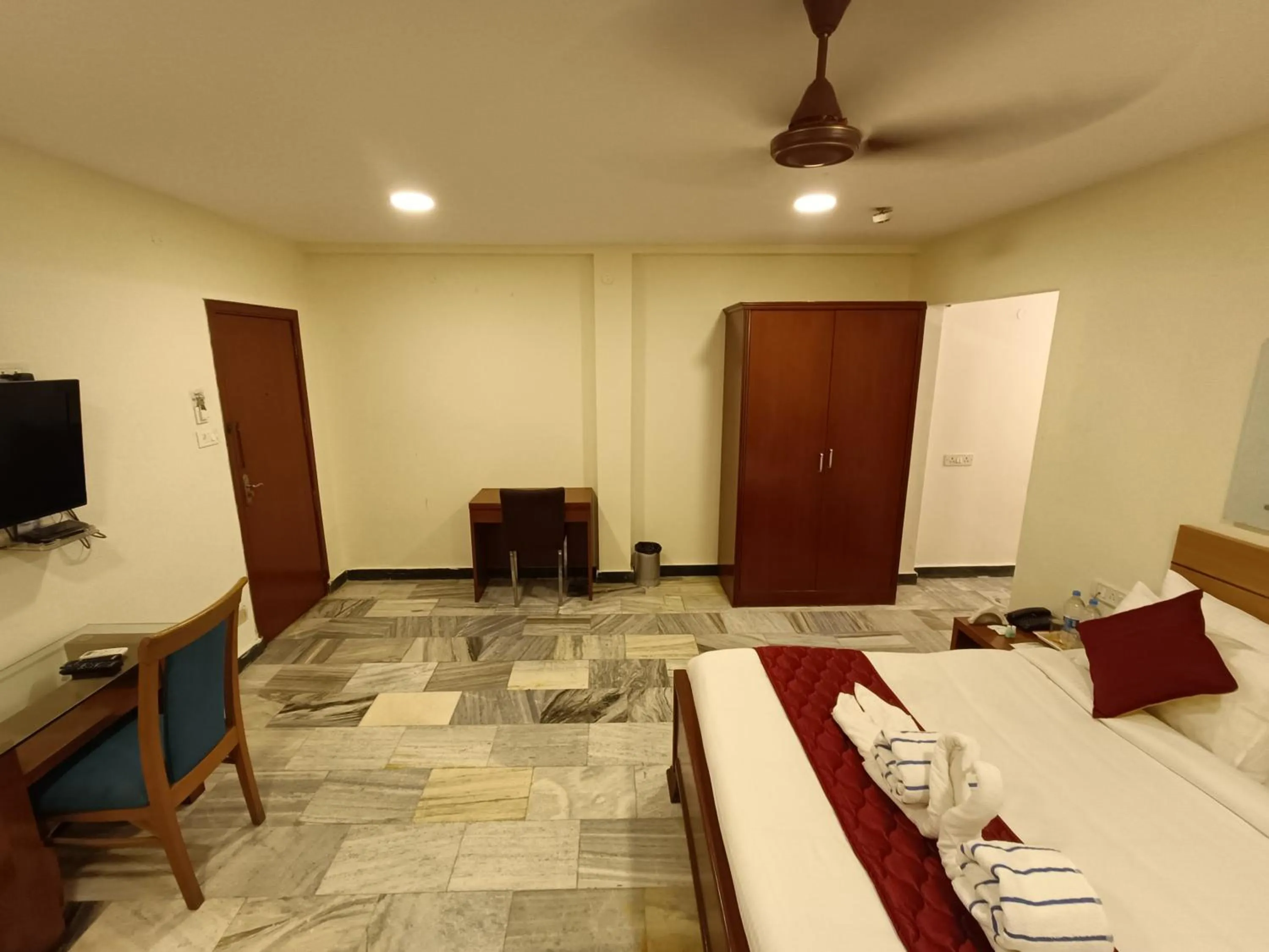 Bed in GT Grande Hotel-Near US Consulate