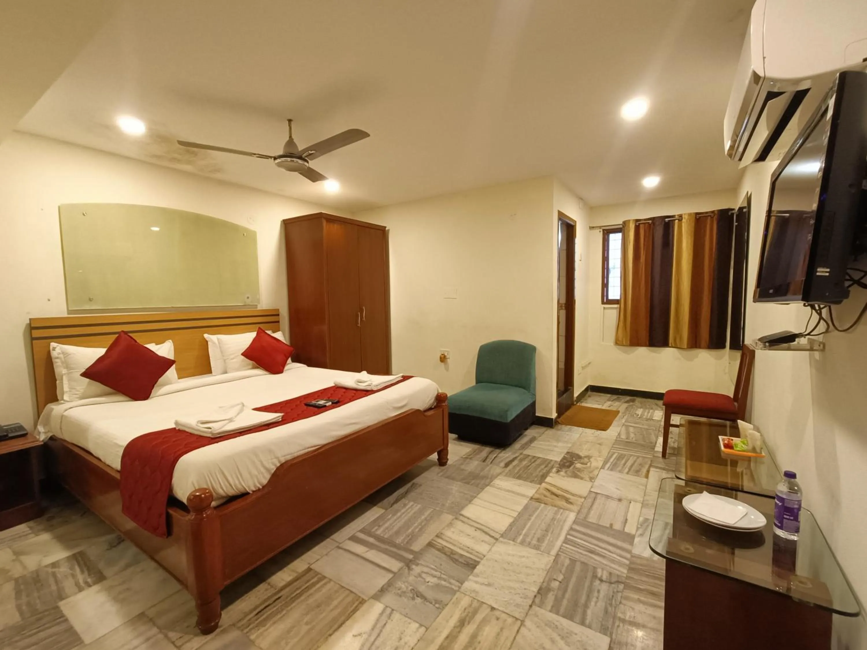 Bed in GT Grande Hotel-Near US Consulate