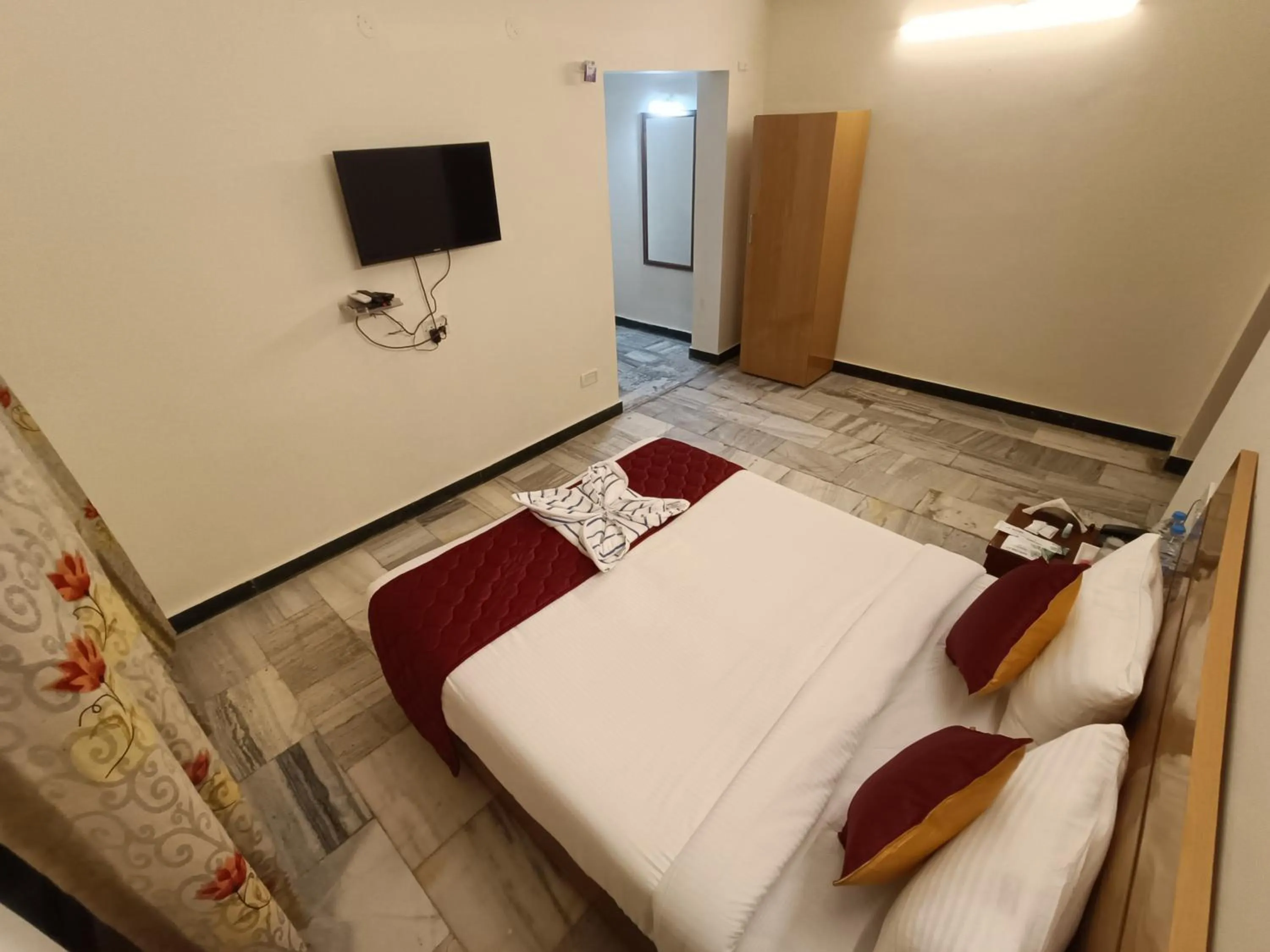 Bed in GT Grande Hotel-Near US Consulate