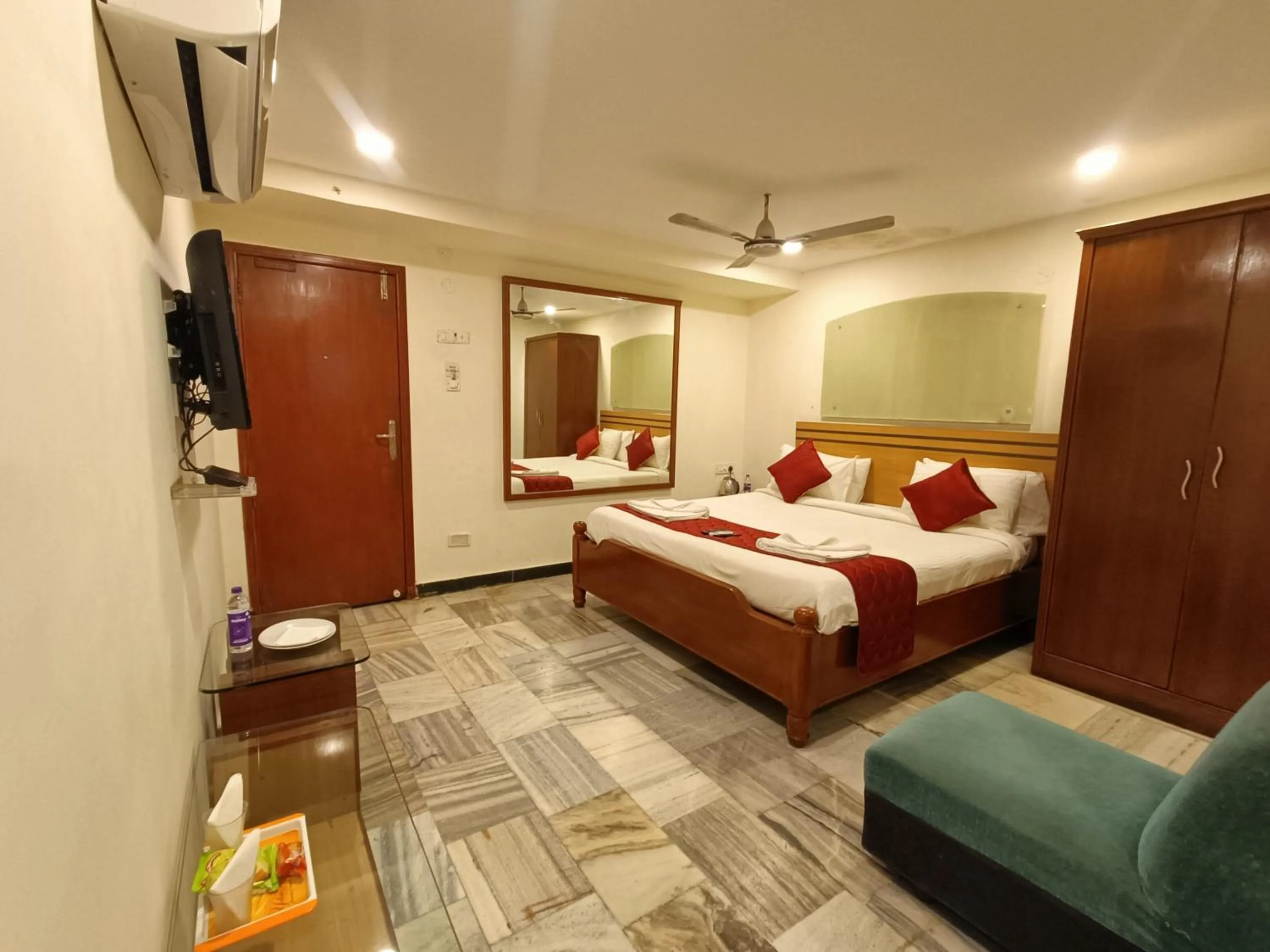 Bed in GT Grande Hotel-Near US Consulate