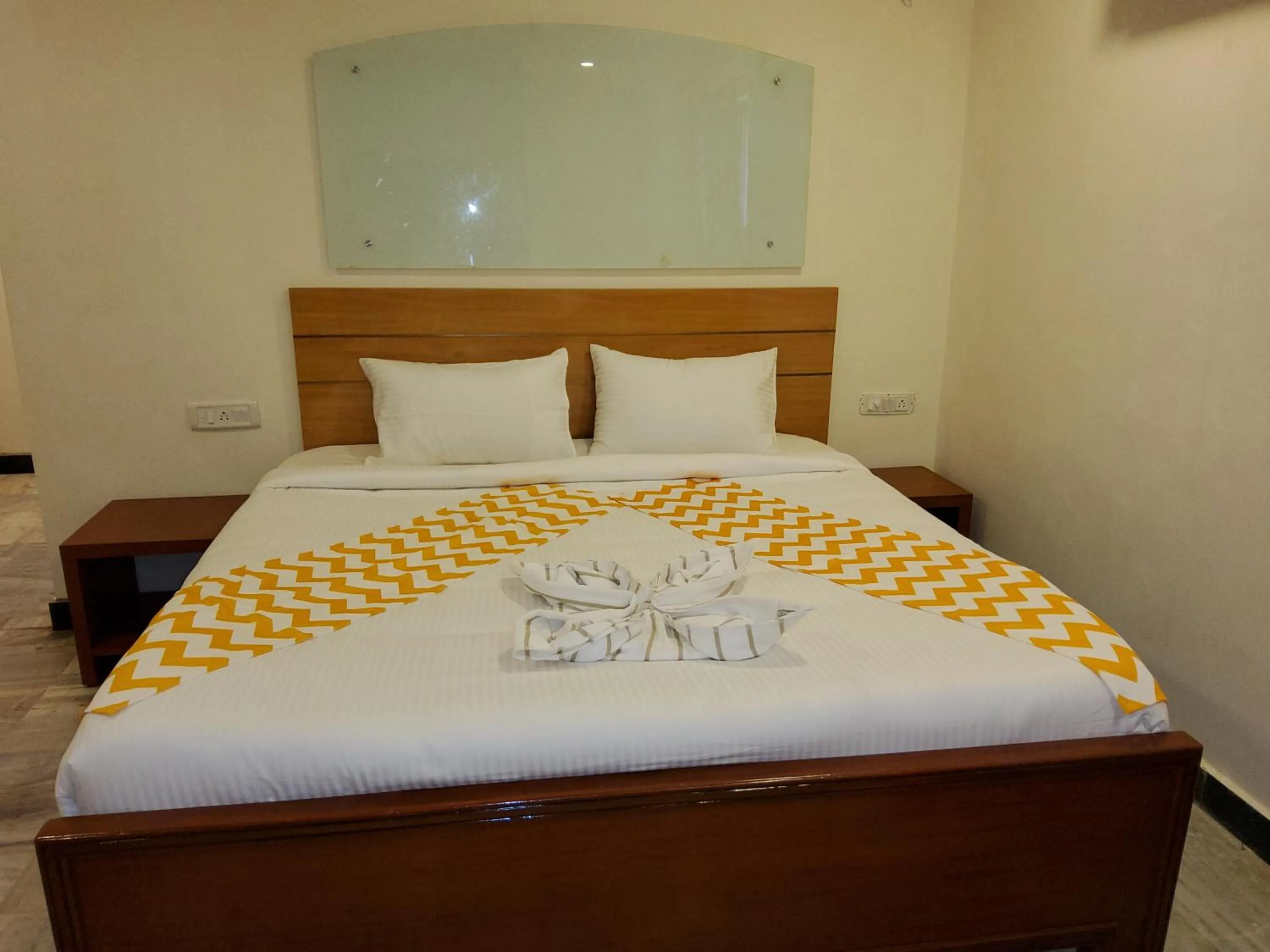 Bed in GT Grande Hotel-Near US Consulate