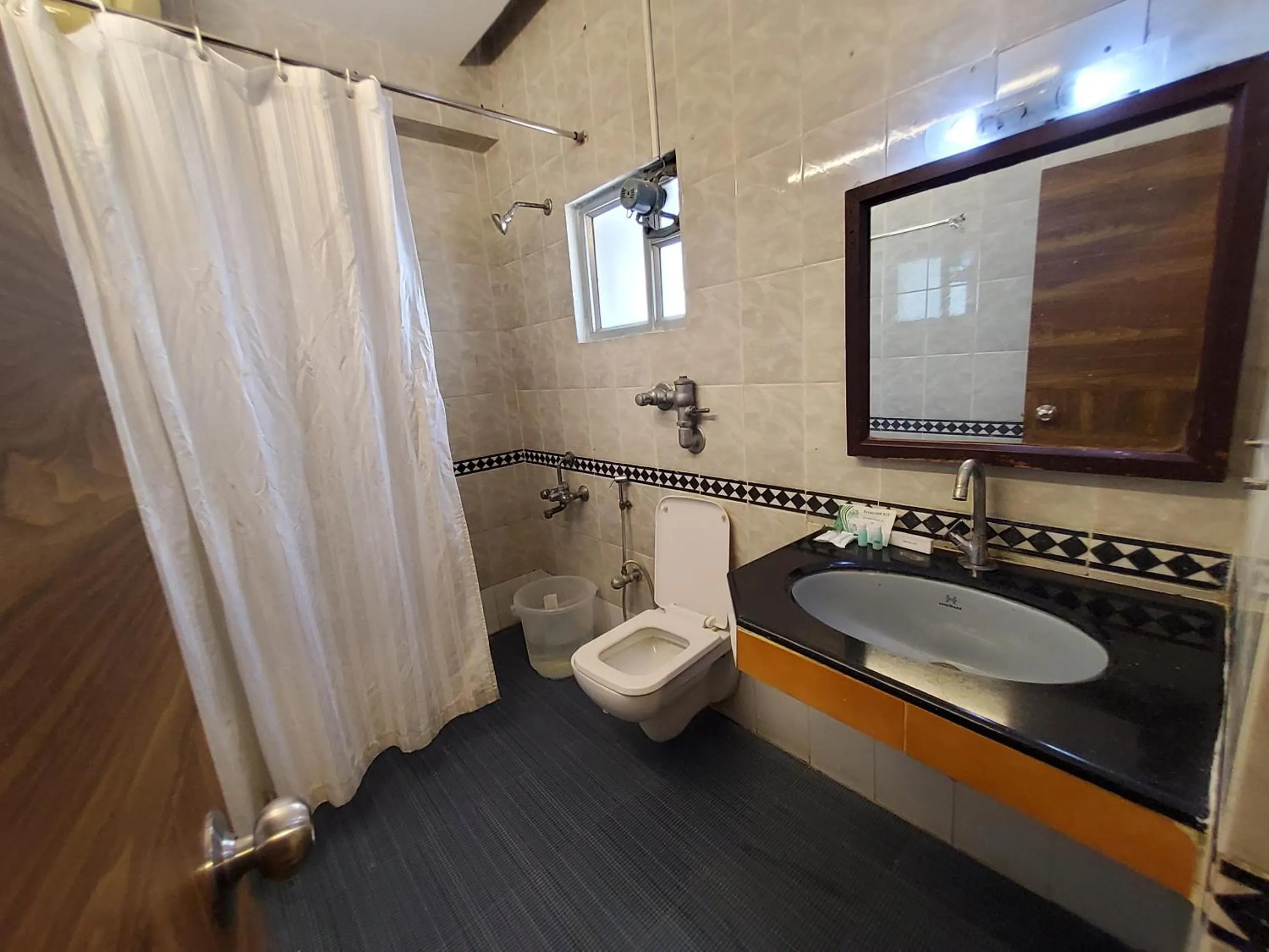 Toilet in GT Grande Hotel-Near US Consulate