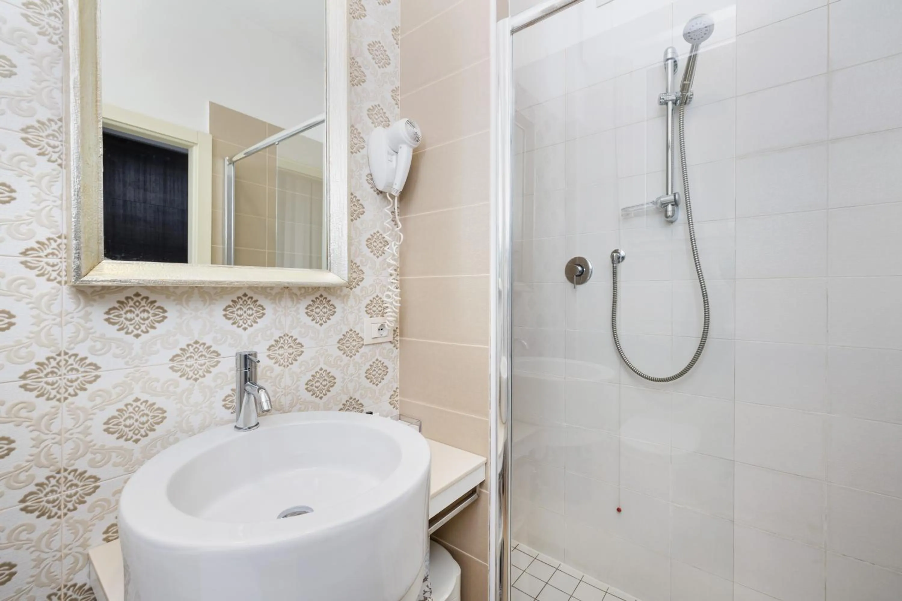 Shower in Hotel Maggiore