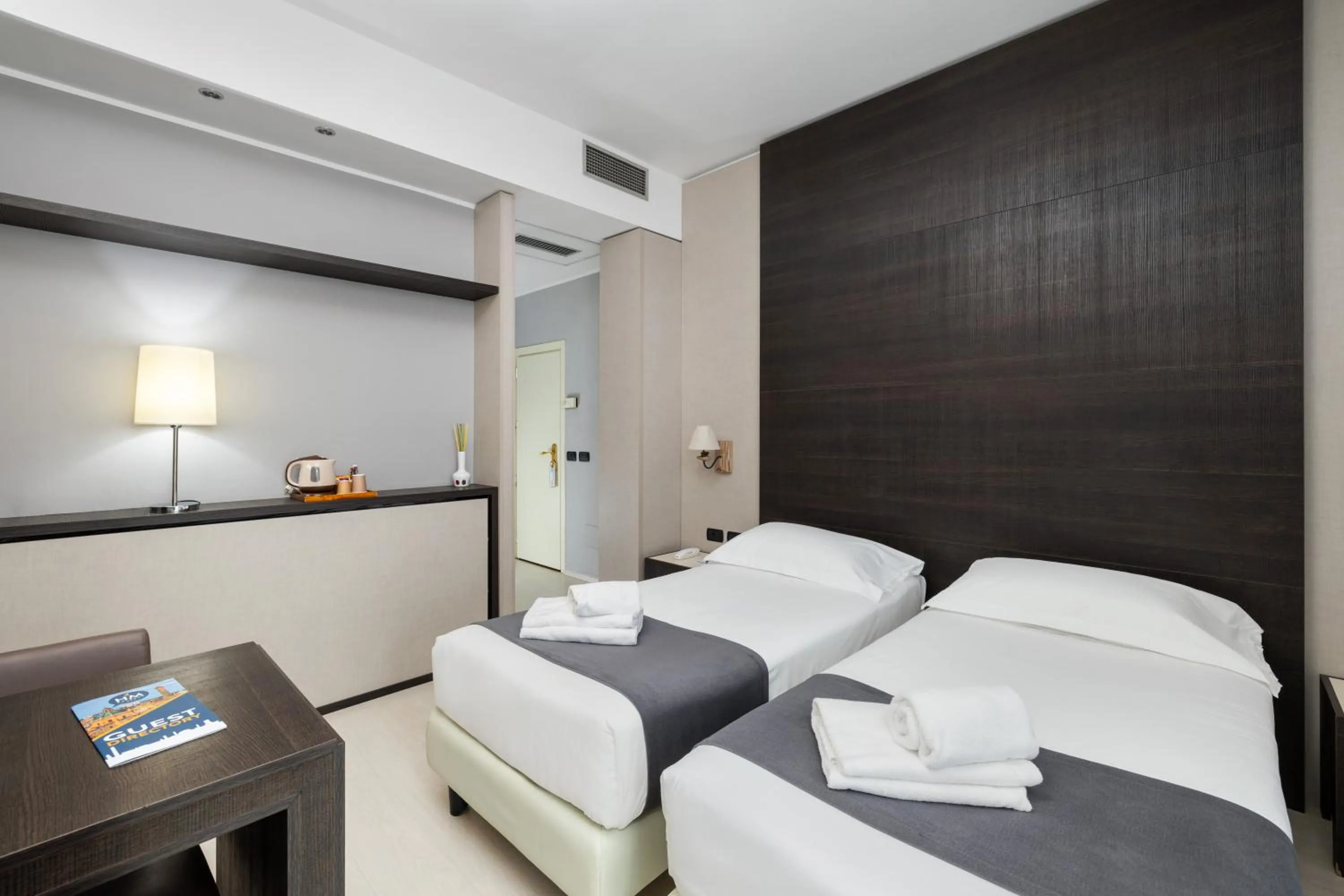 Bed in Hotel Maggiore