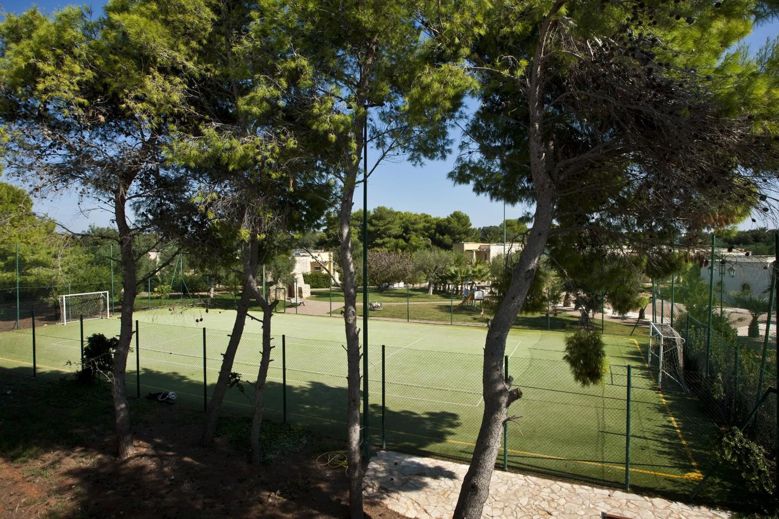 Tennis court in Giardino Dei Pini - Boutique Hotel