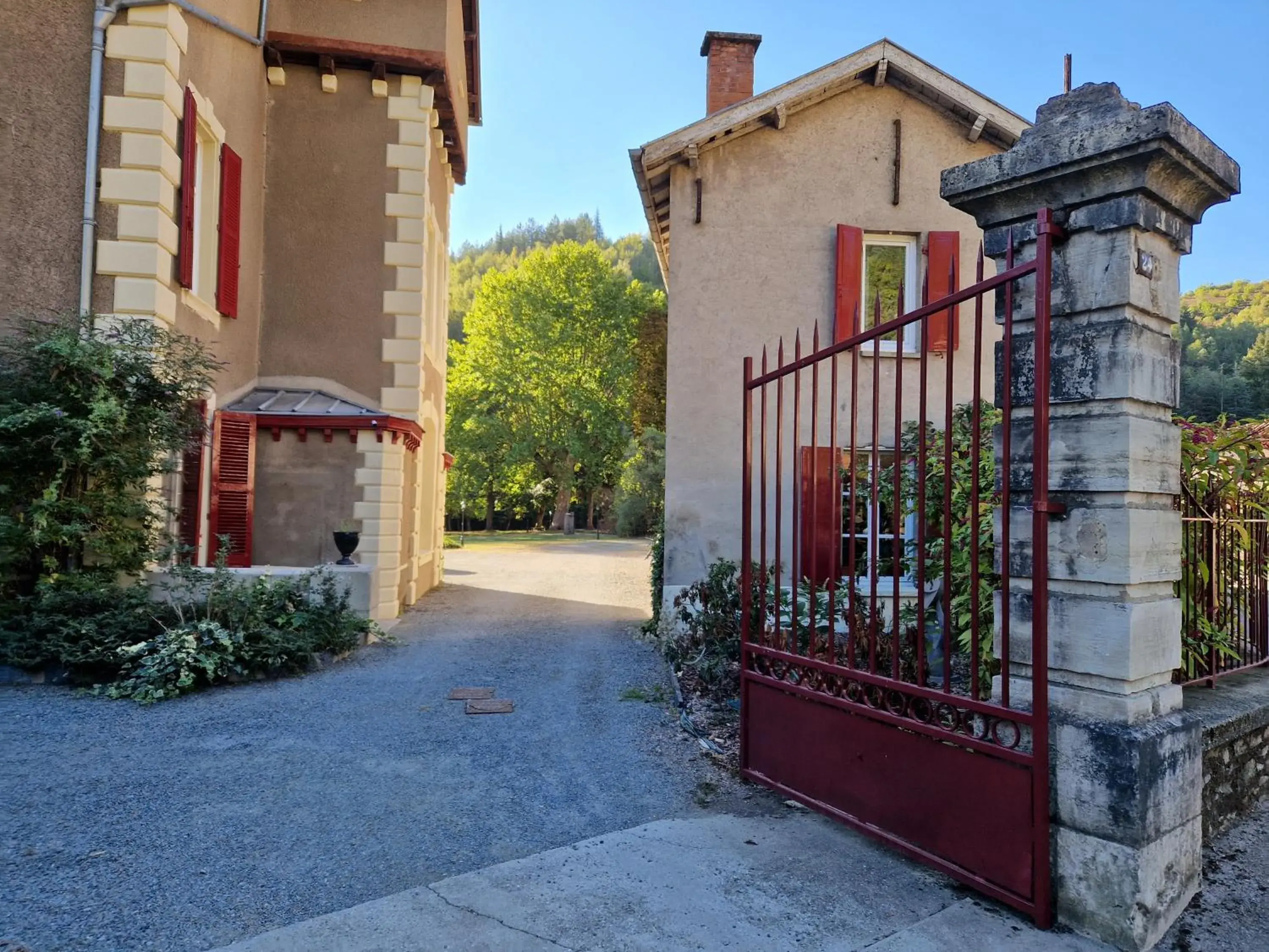 Three-Bedroom House in Chateau de Viviez Three-Bedroom House in Chateau de Viviez