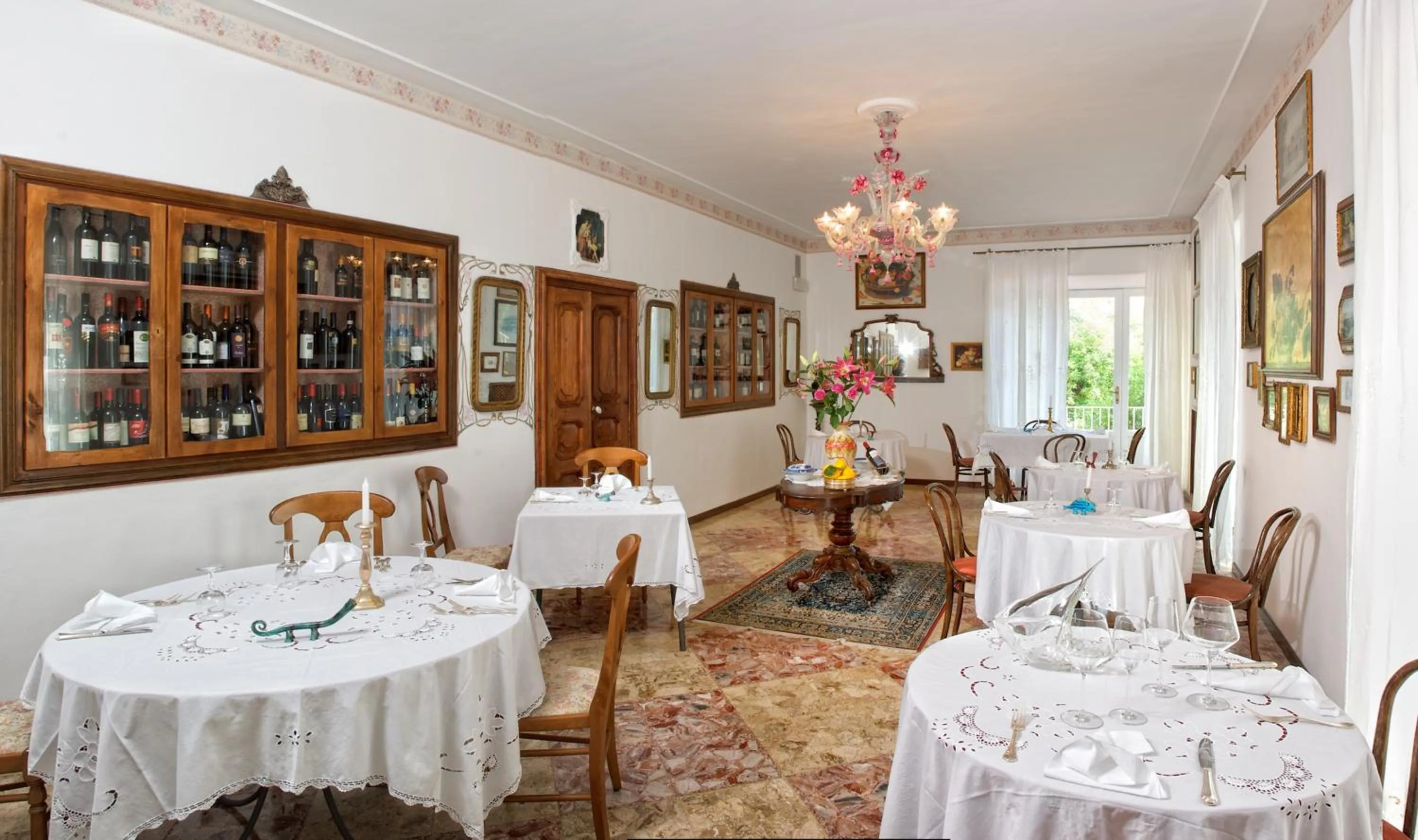 Restaurant/places to eat in Romantic Hotel & Restaurant Villa Cheta Elite