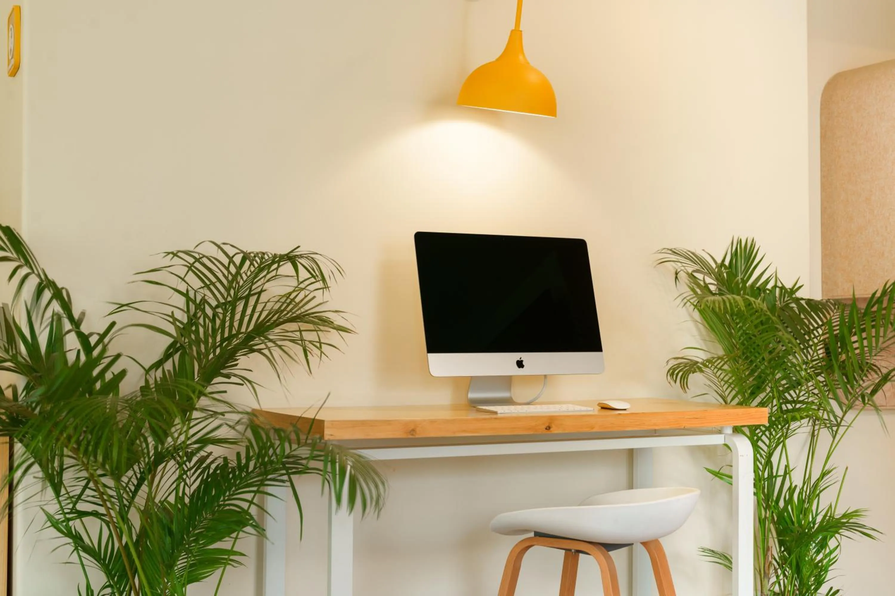 Communal lounge/ TV room in Bloom Hotel - Sector 62