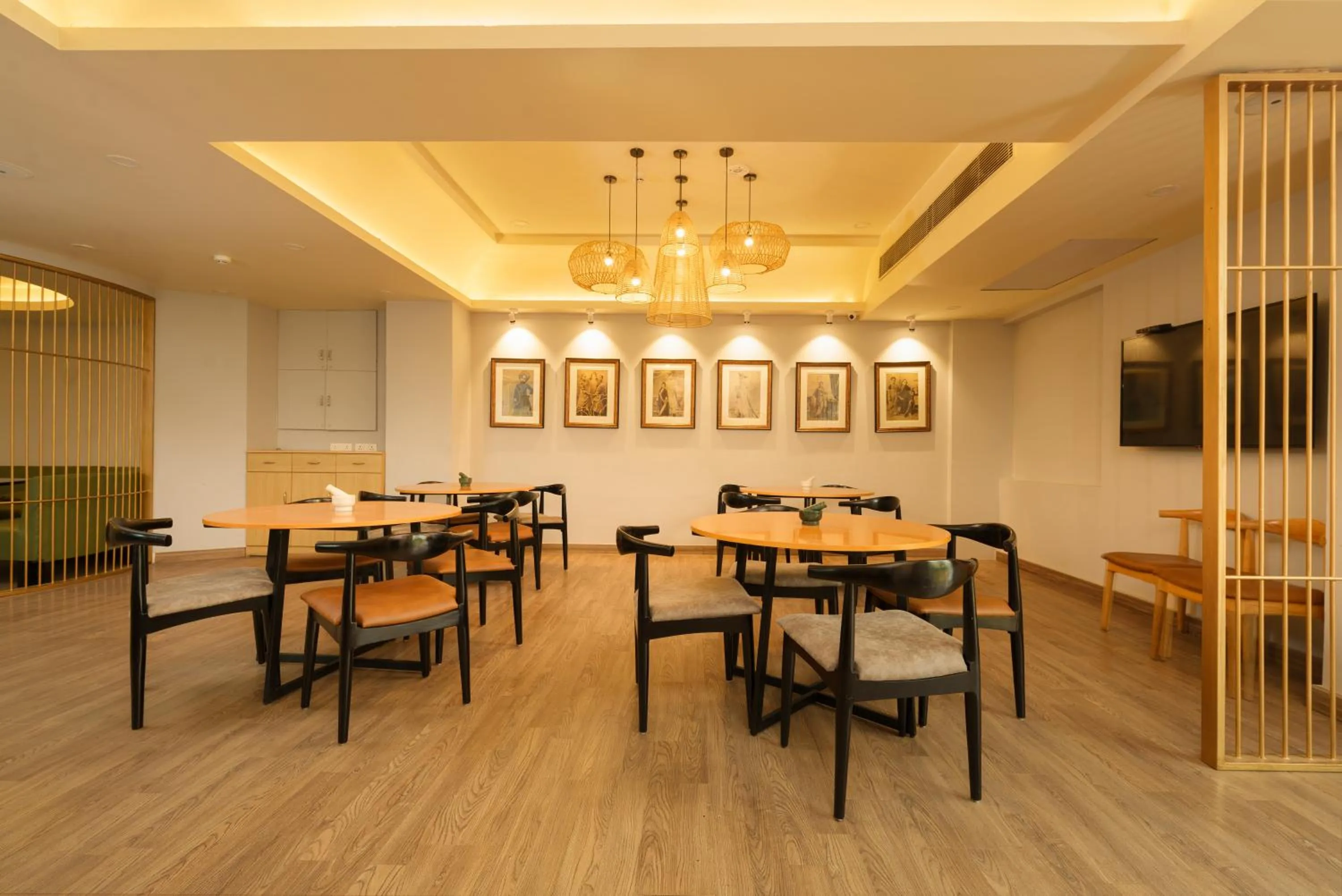 Restaurant/places to eat in Bloom Hotel - Sector 62