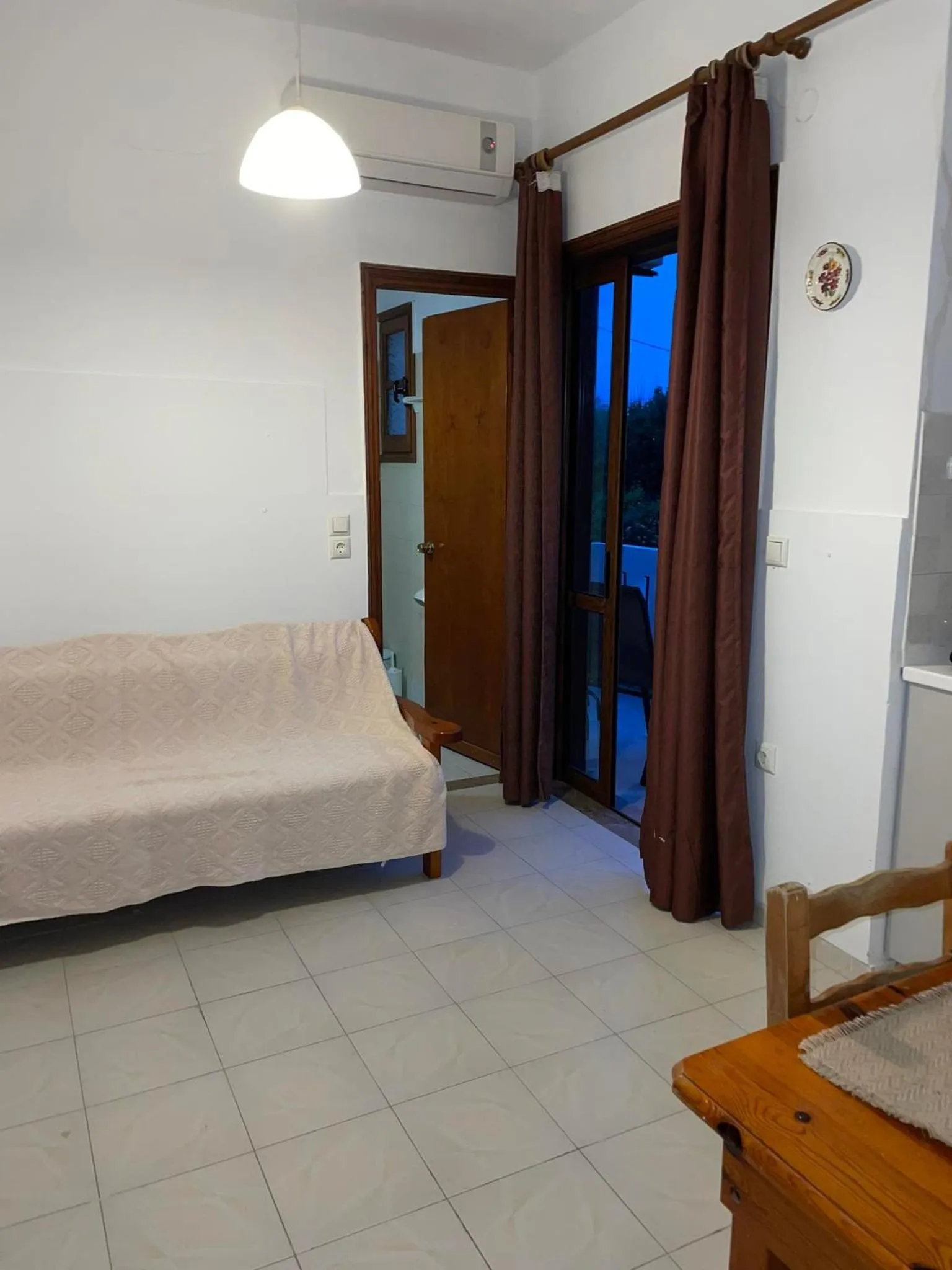 Photo of the whole room, Bed in Livadia Studios