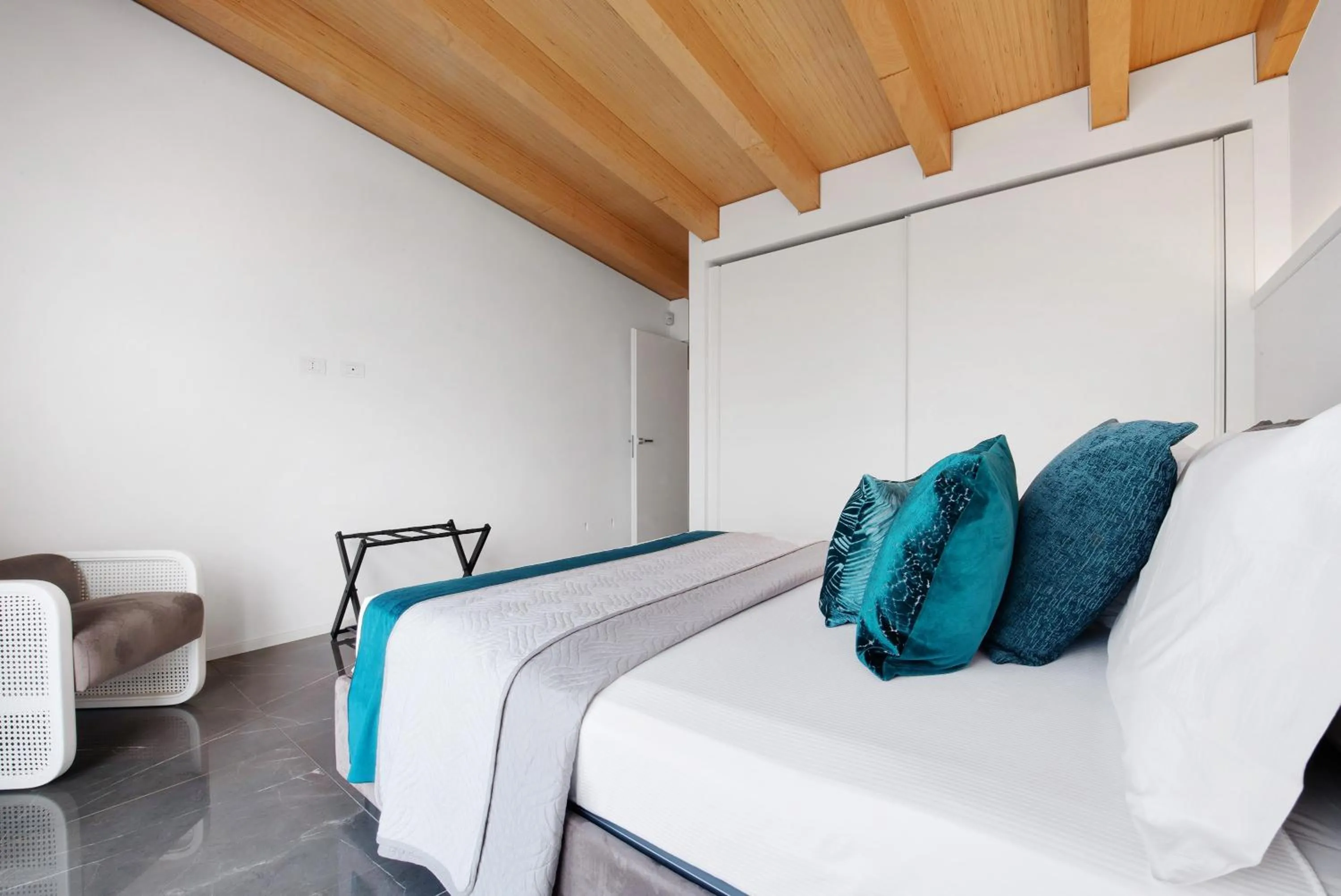 Property building, Bed in Luxury Lakefront Penthouse