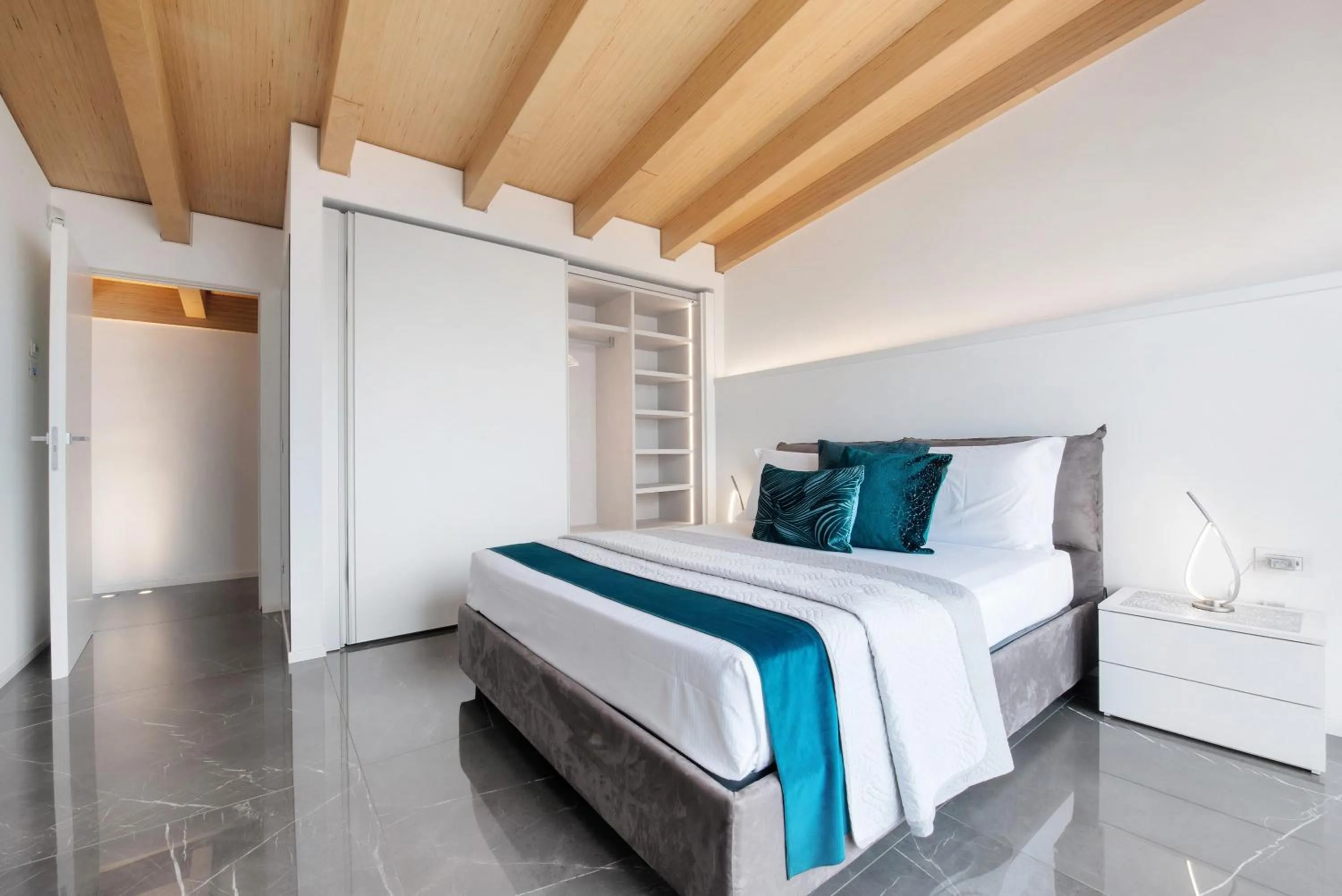 Living room, Bed in Luxury Lakefront Penthouse