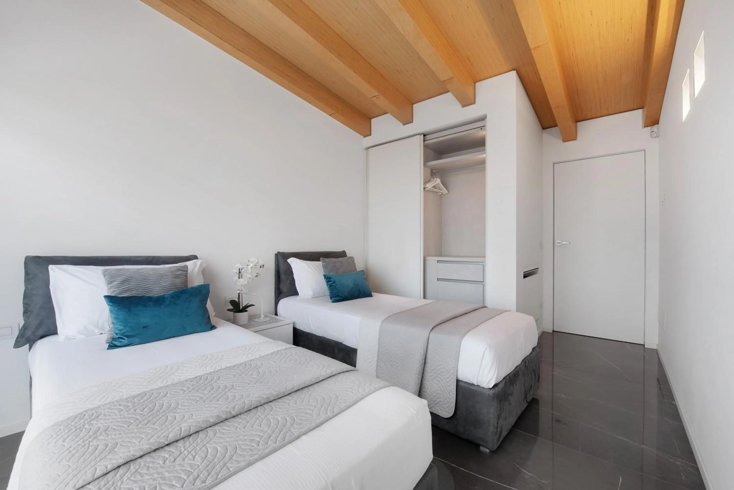 Property building, Bed in Luxury Lakefront Penthouse