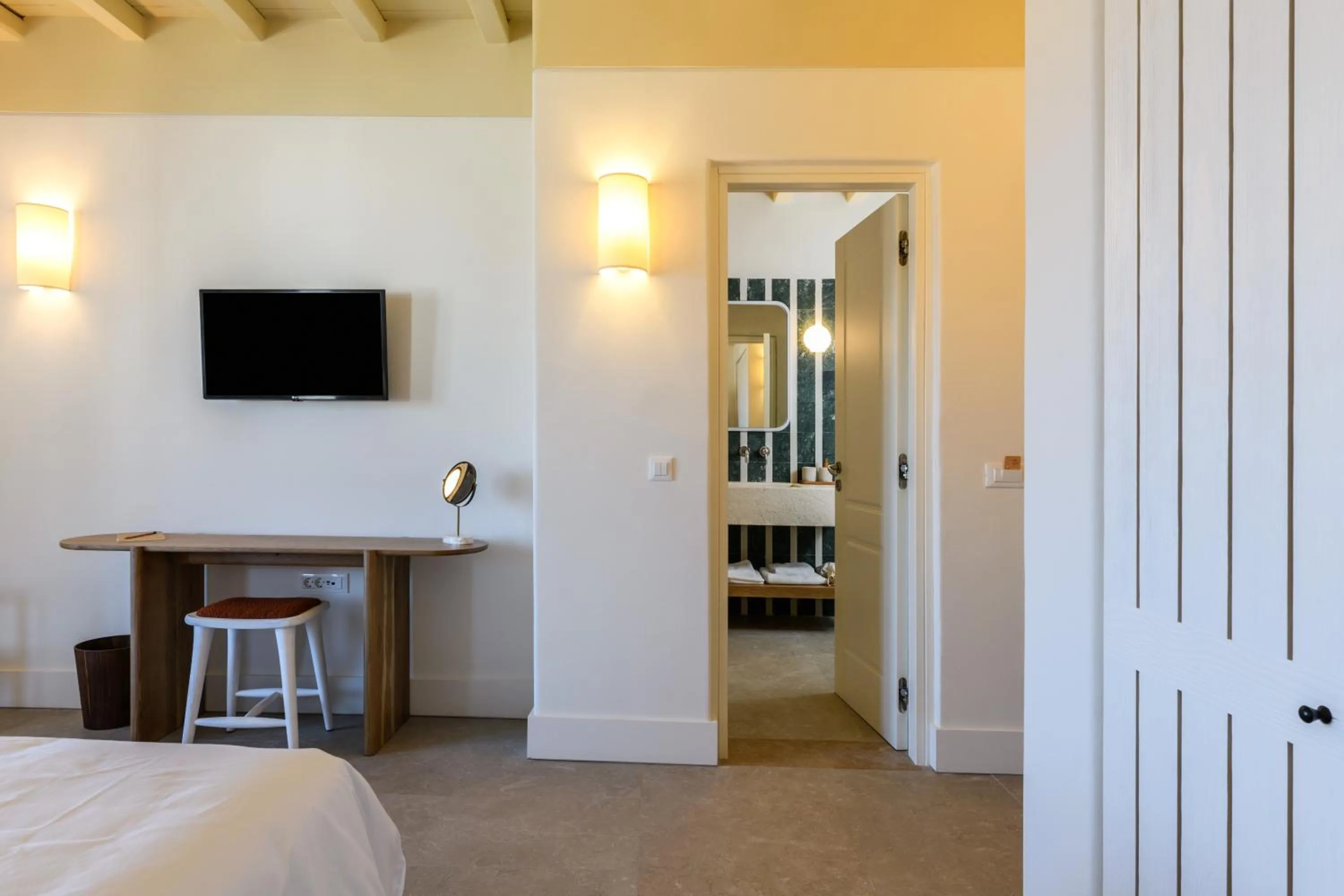 TV and multimedia, Bed in Camarades Mykonos