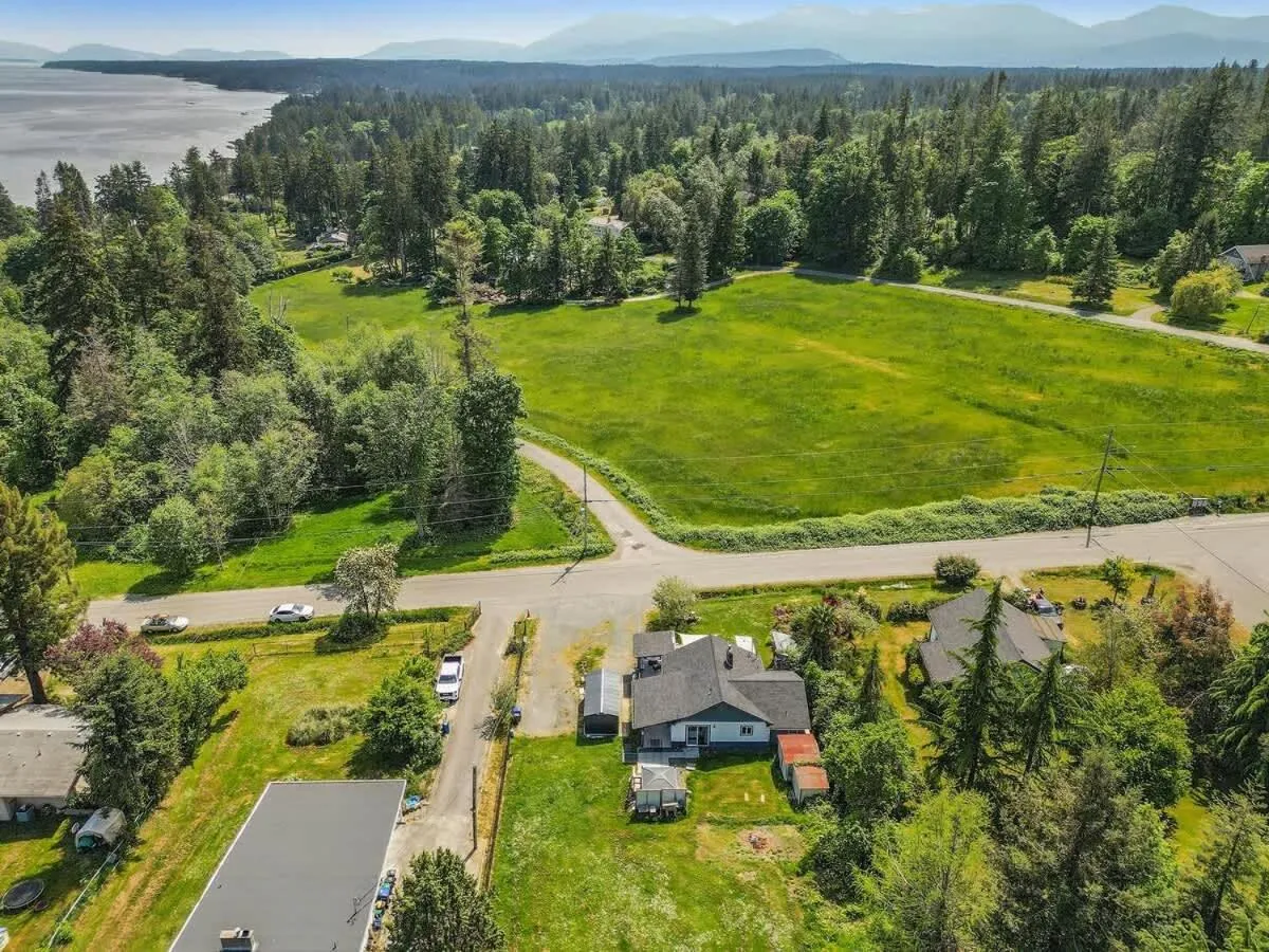 Dragonfly Cottage by EMR Vacation Rentals