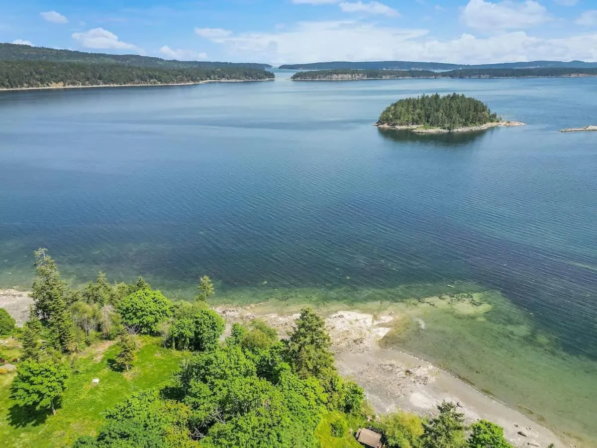 Dragonfly Cottage by EMR Vacation Rentals