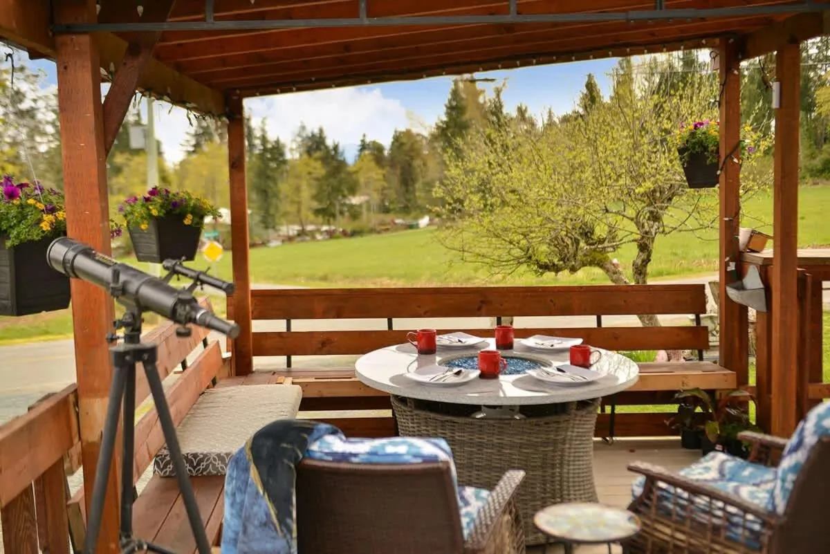 Dragonfly Cottage by EMR Vacation Rentals