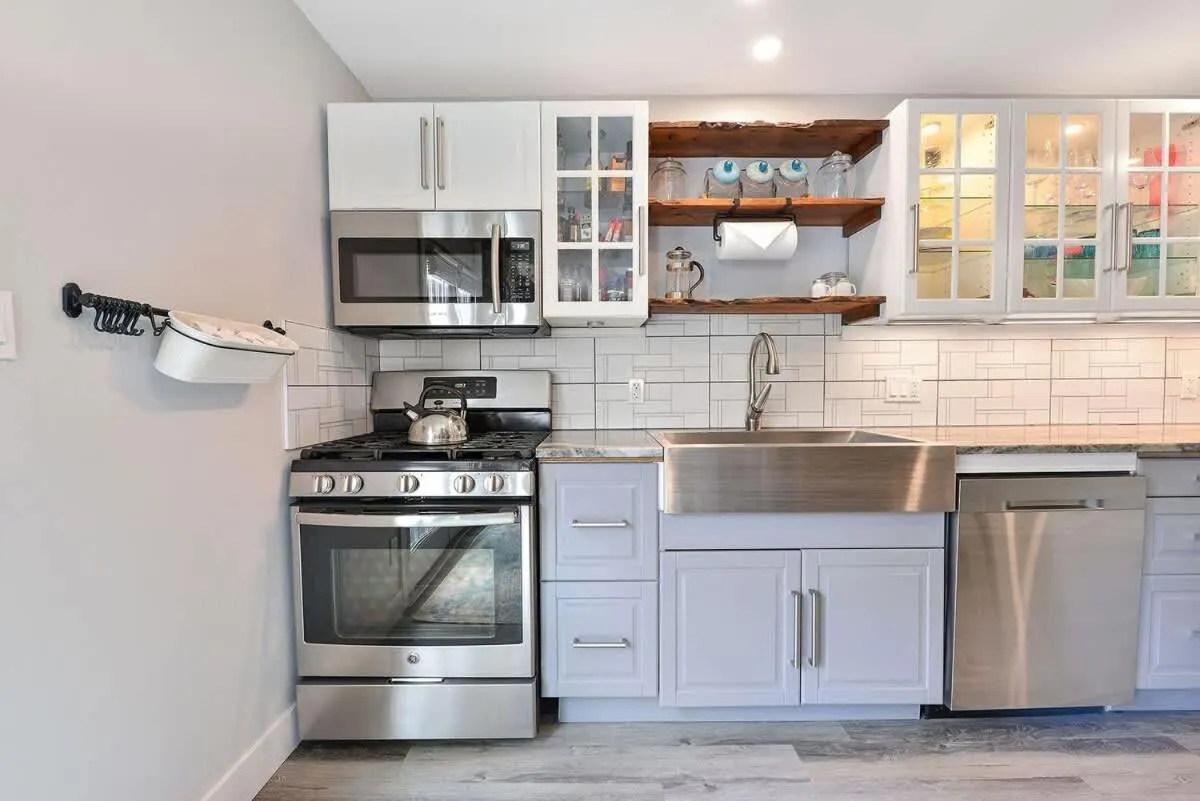 Dragonfly Cottage by EMR Vacation Rentals