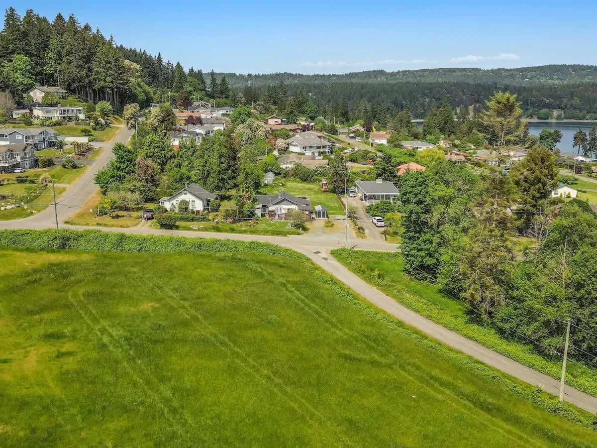 Dragonfly Cottage by EMR Vacation Rentals