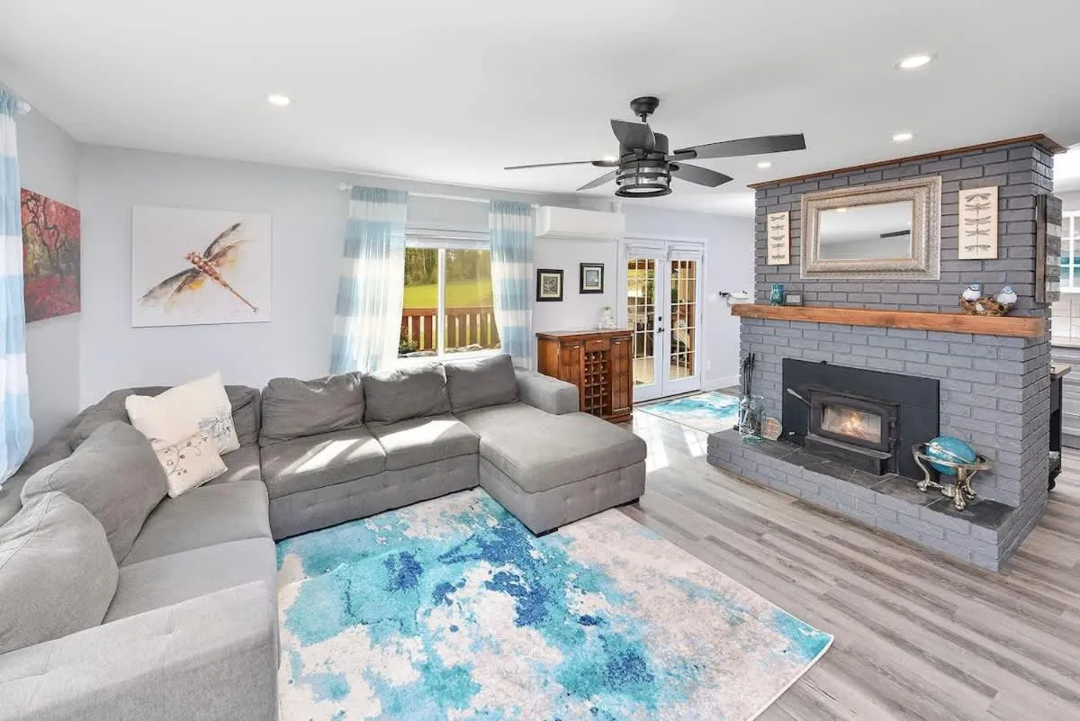 Dragonfly Cottage by EMR Vacation Rentals