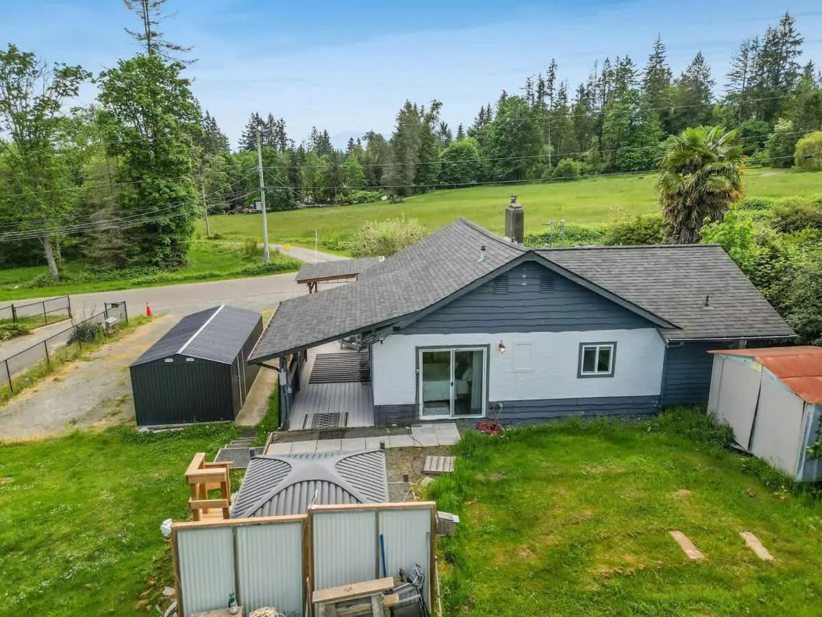 Dragonfly Cottage by EMR Vacation Rentals