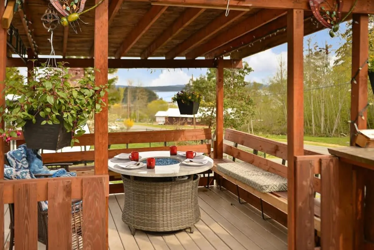 Dragonfly Cottage by EMR Vacation Rentals