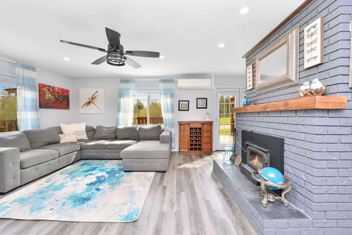 Dragonfly Cottage by EMR Vacation Rentals