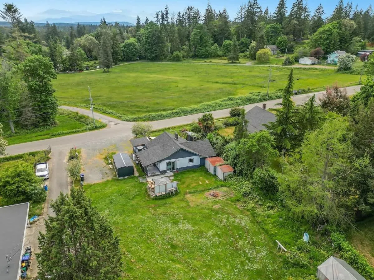 Dragonfly Cottage by EMR Vacation Rentals