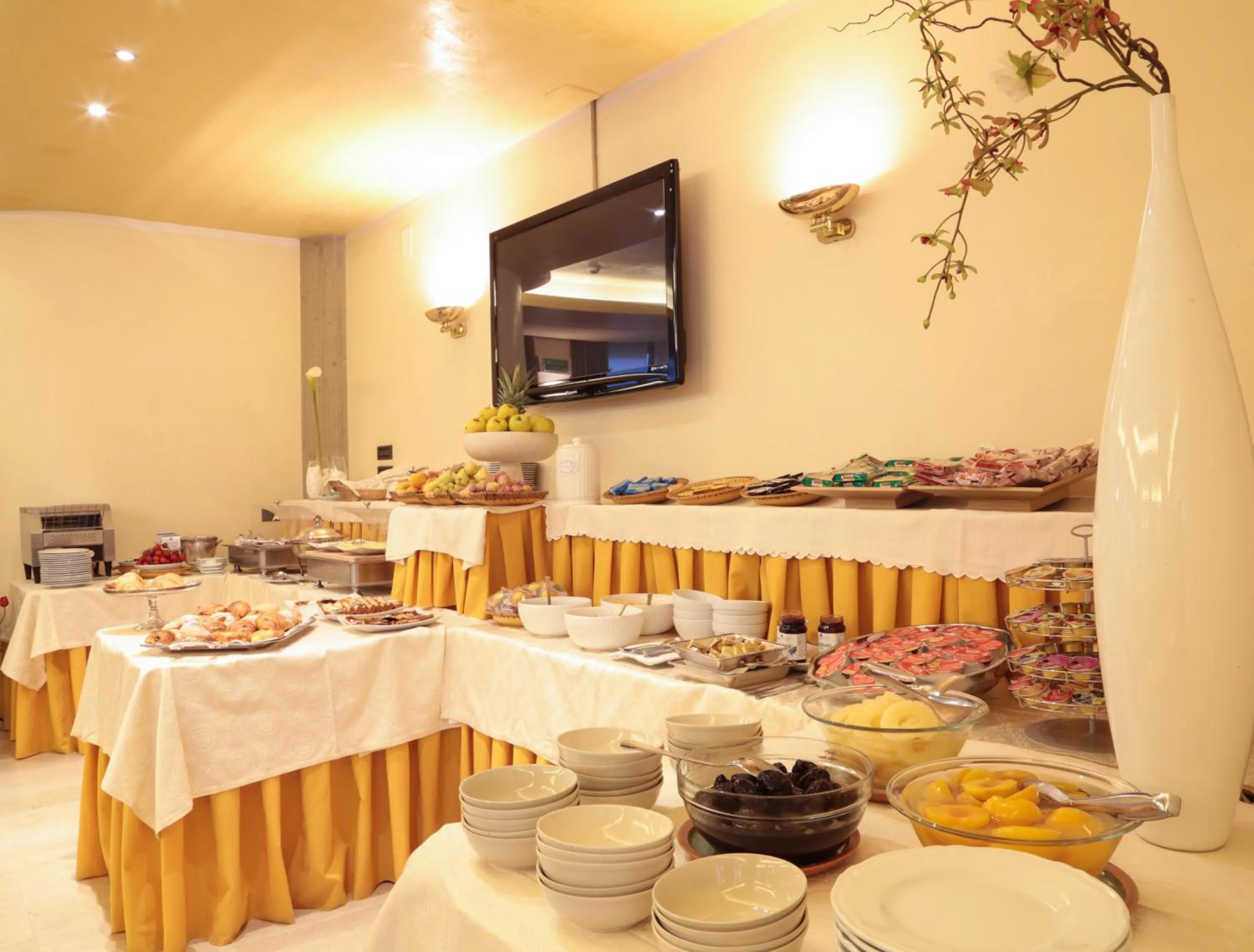 Continental breakfast in Best Western Hotel Dei Cavalieri
